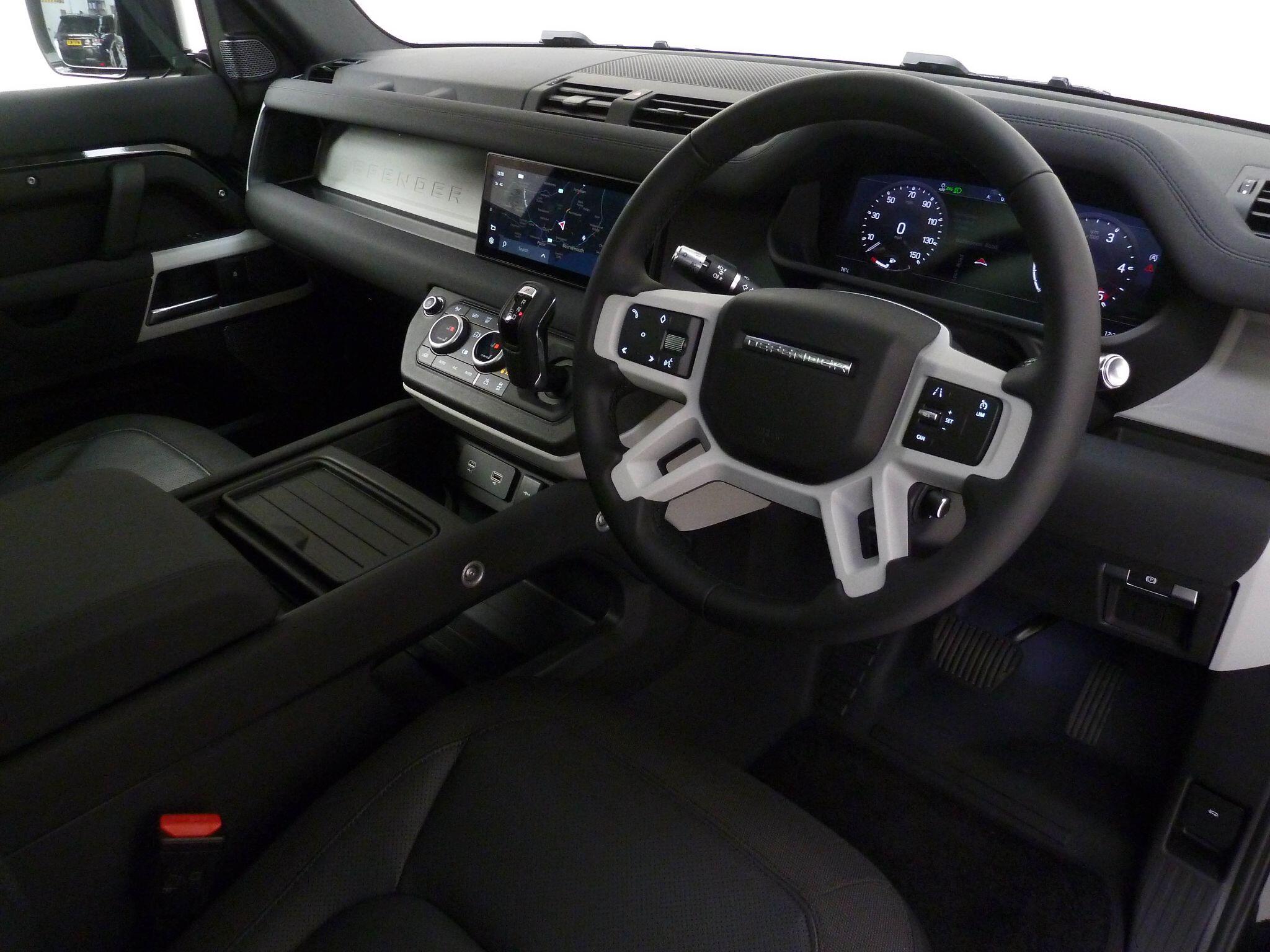 Land Rover Defender 110 2.0 SD4 S   <br/><br/>BLACK DESIGN PACK + STEPS