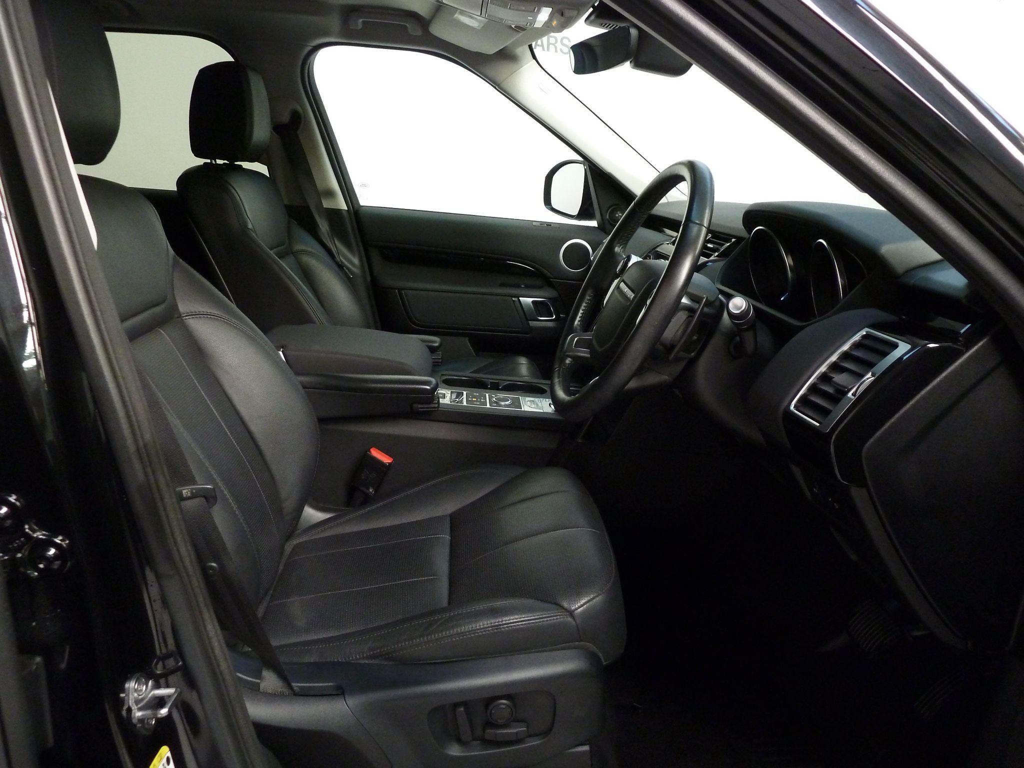 Land Rover Discovery 3.0 SD V6 SE   <br/><br/>BLACK EXTERIOR DESIGN PACK