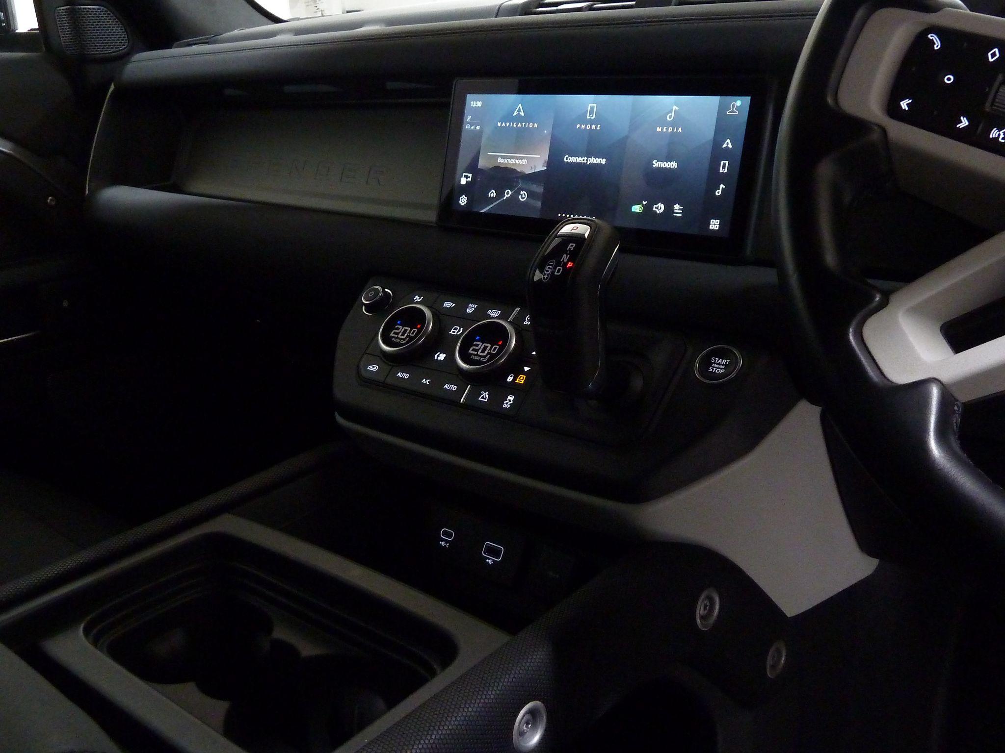 Land Rover Defender 110 3.0   X-Dynamic S   <br/><br/>HAWKE D300 BLACK EDITION