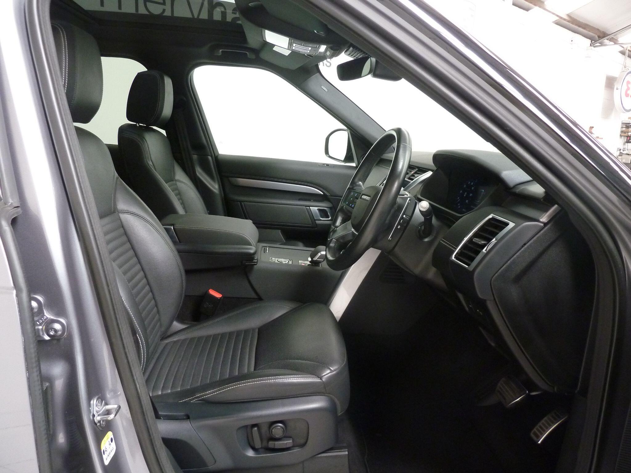 Land Rover Discovery 3.0 D250  R-Dynamic S   <br/><br/>PAN ROOF + BLACK PACK + 3D CAM