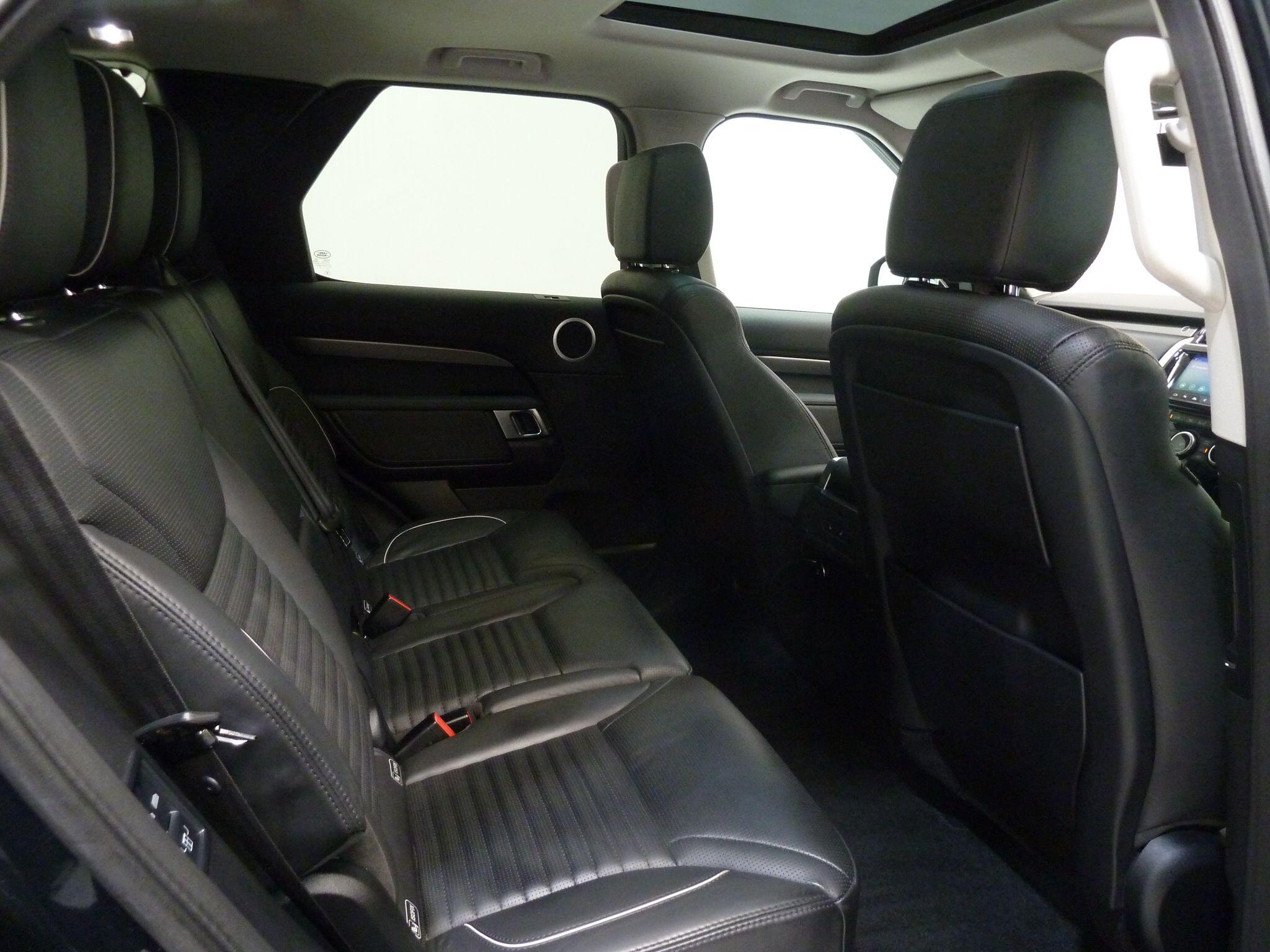 Land Rover Discovery 2.0 Si4 HSE   <br/><br/>BLACK PACK + PAN ROOF + STEPS