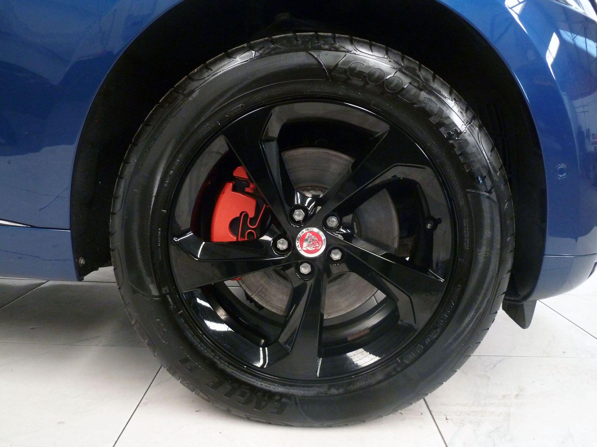 Jaguar F-PACE 2.0 D200  R-Dynamic SAWD   <br/><br/>BLACK EXTERIOR PACK + PAN ROOF