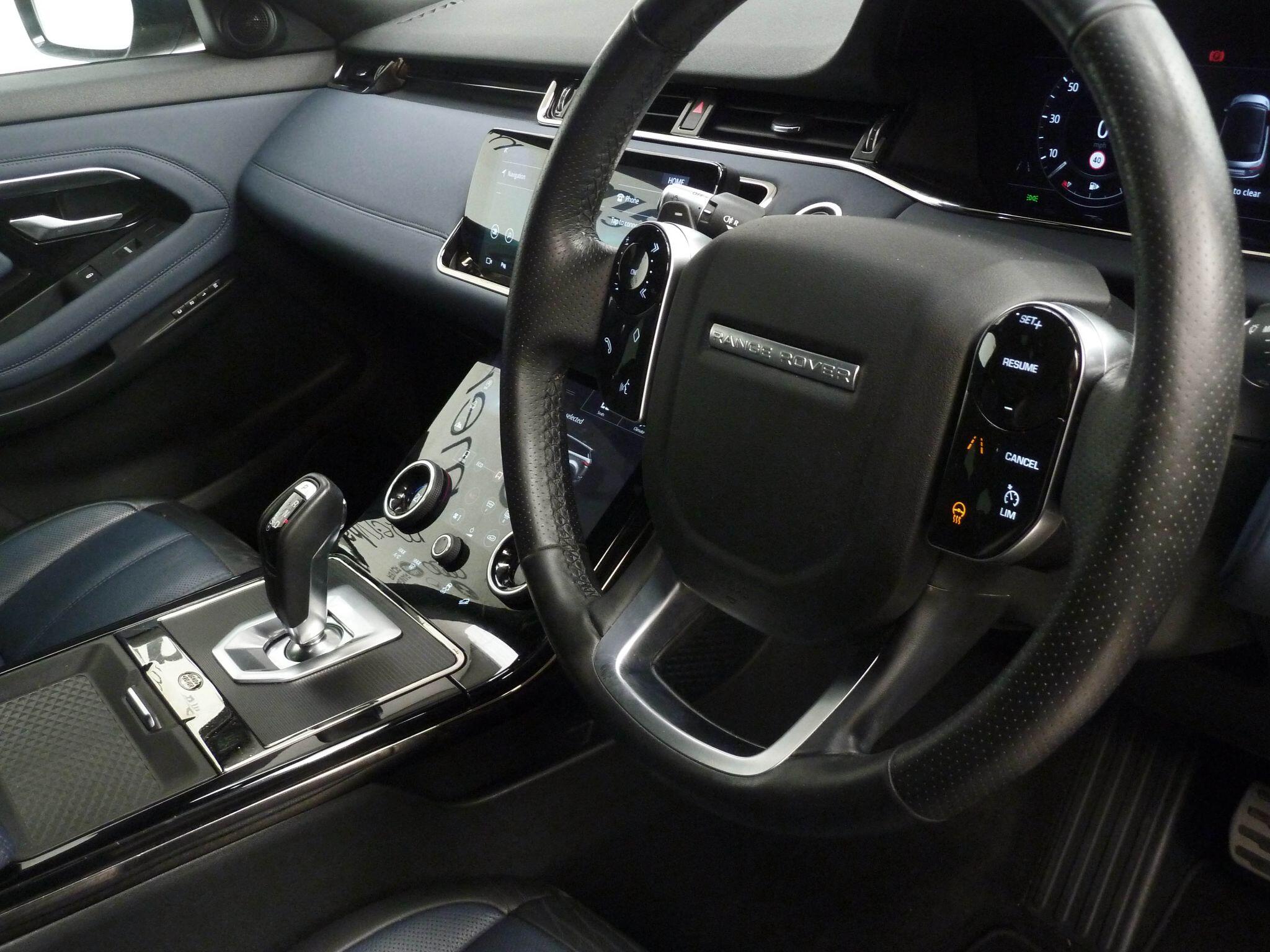 Land Rover Range Rover Evoque 2.0 P200  R-Dynamic SE   <br/><br/>HEATED WHEEL + REVERSE  CAMERA