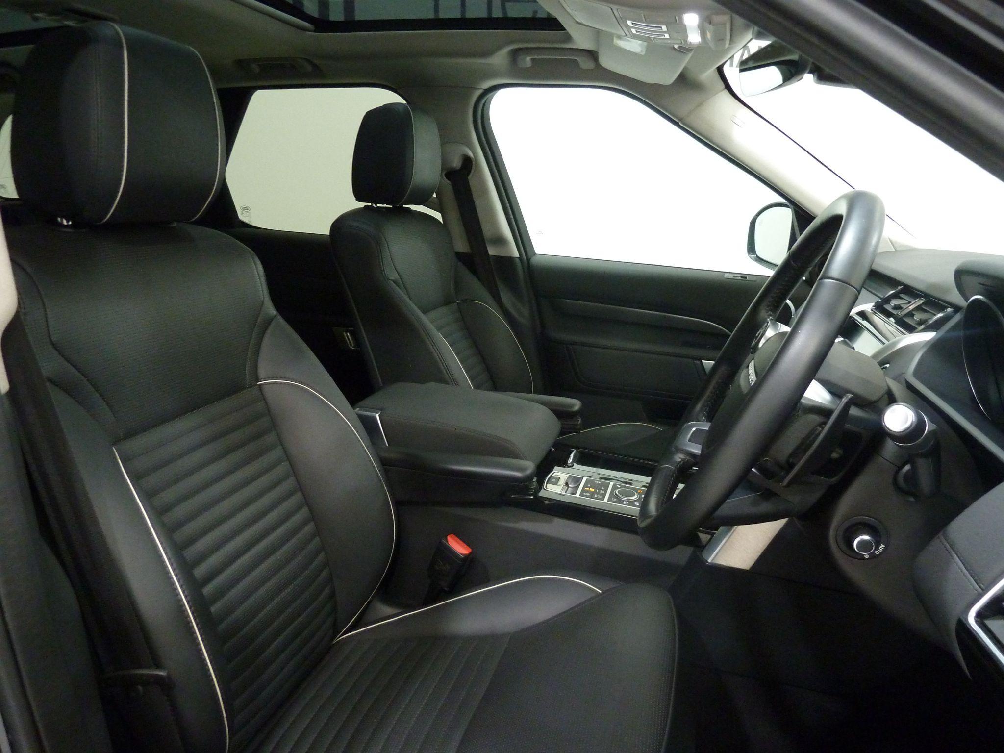 Land Rover Discovery 3.0 SD V6 HSE   <br/><br/>PAN ROOF + BLACK PACK + STEPS