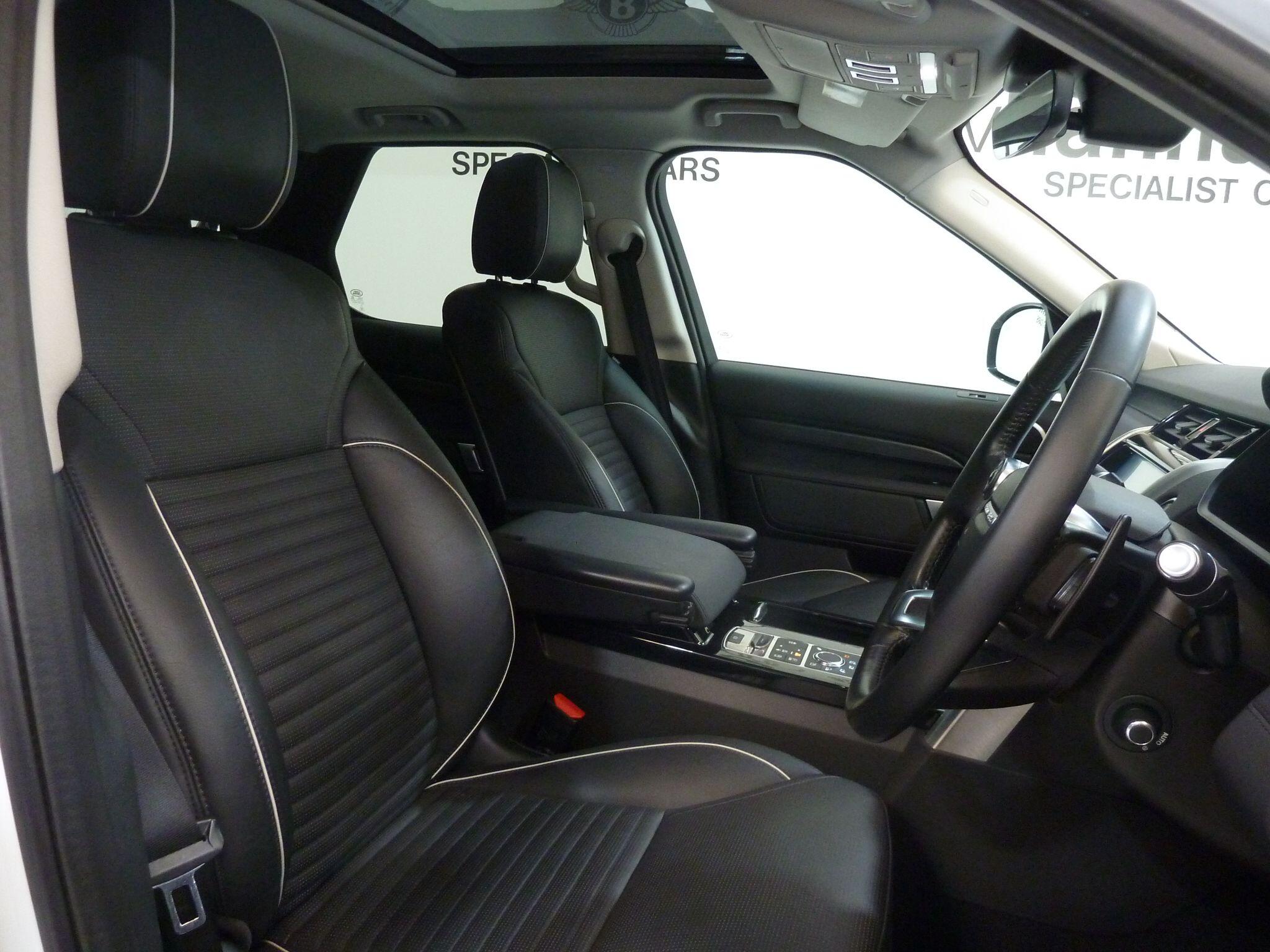 Land Rover Discovery 3.0 TD V6 HSE SUV  Diesel   (258 ps)<br/><br/>PAN ROOF + BLACK PACK + STEPS