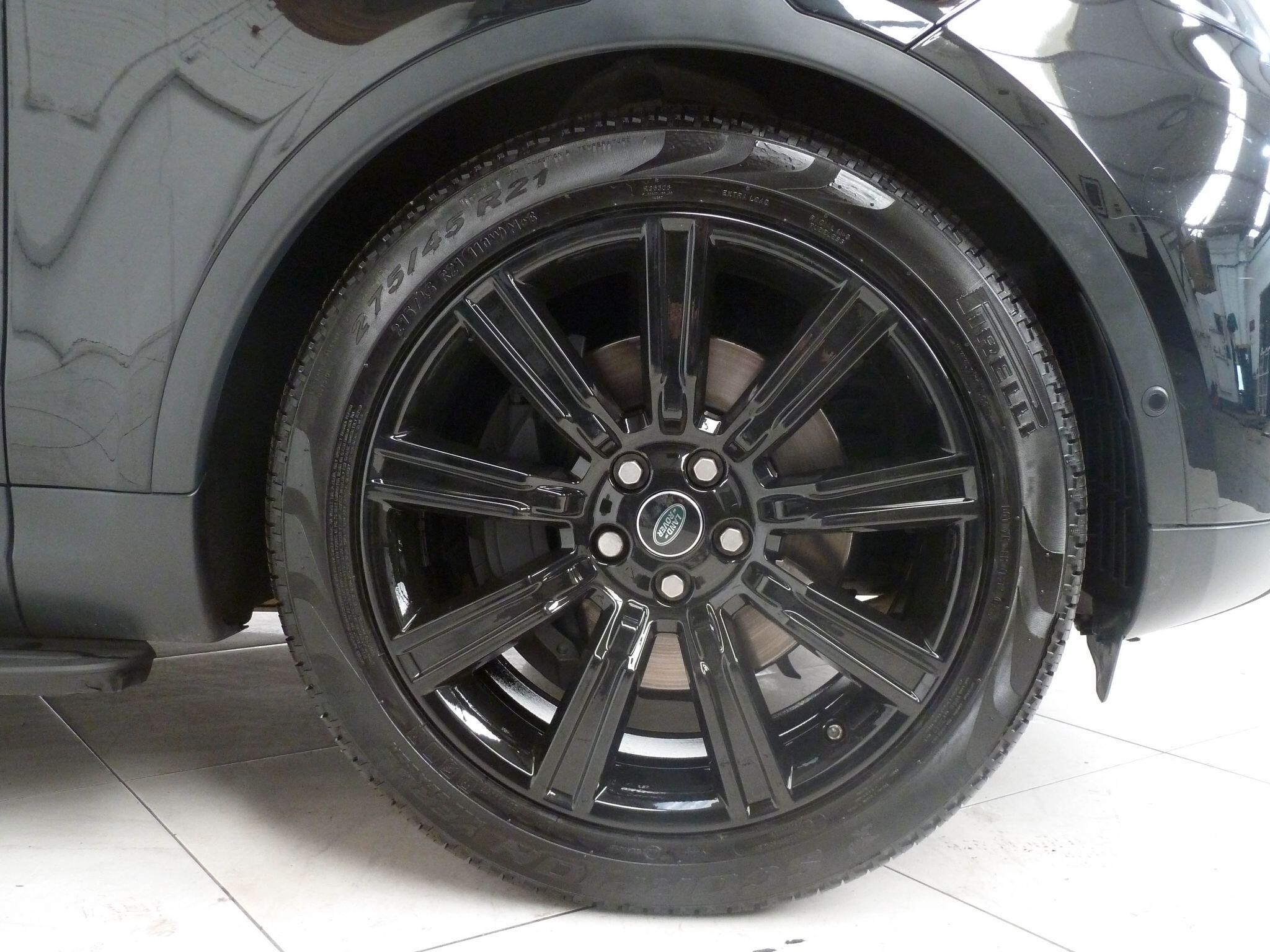 Land Rover Discovery 3.0 SD V6 SE   <br/><br/>STEPS + BLACK EXTERIOR PACK