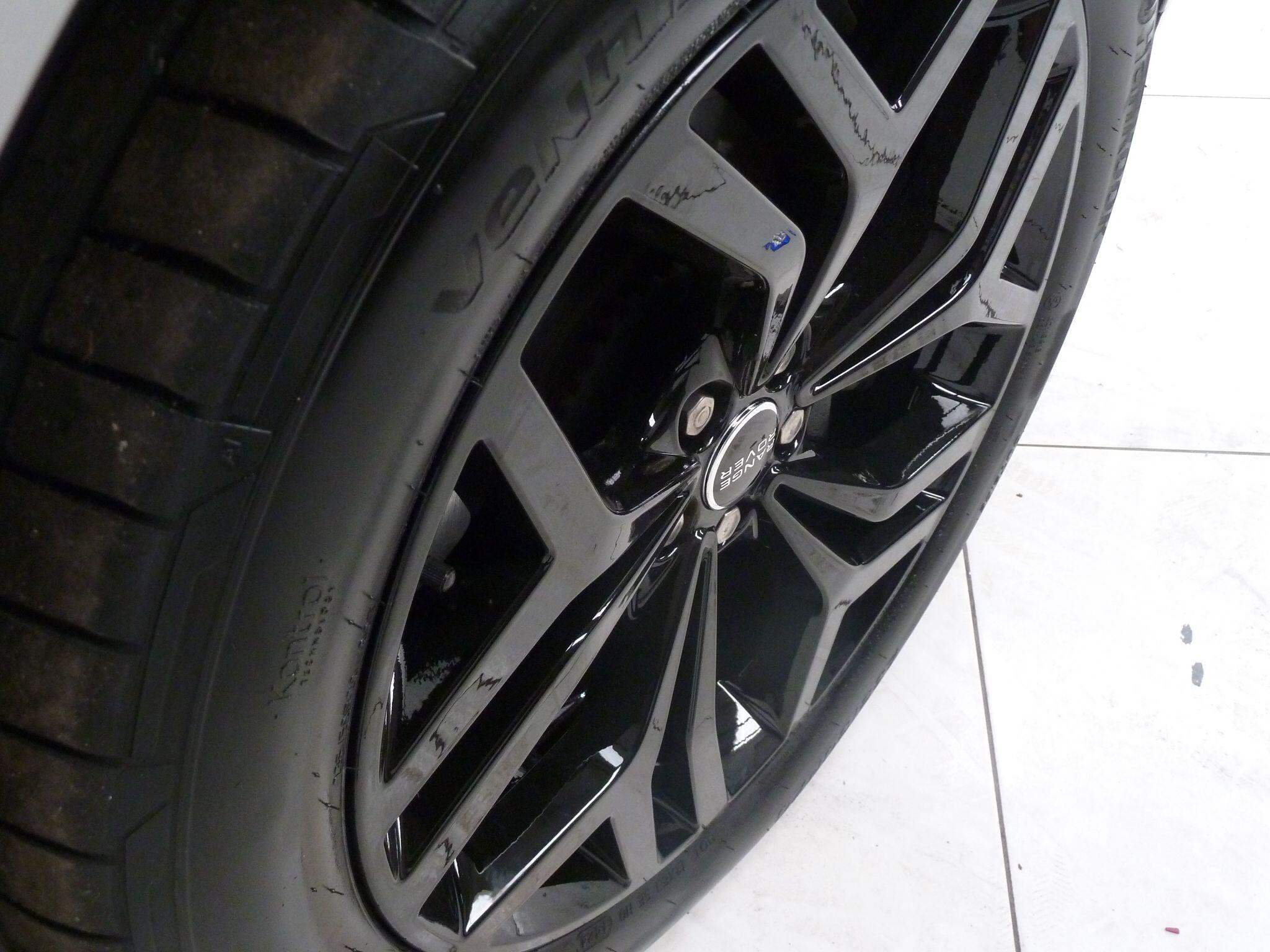 Land Rover Range Rover Evoque 2.0 P200  R-Dynamic SE   <br/><br/>HEATED WHEEL + REVERSE  CAMERA