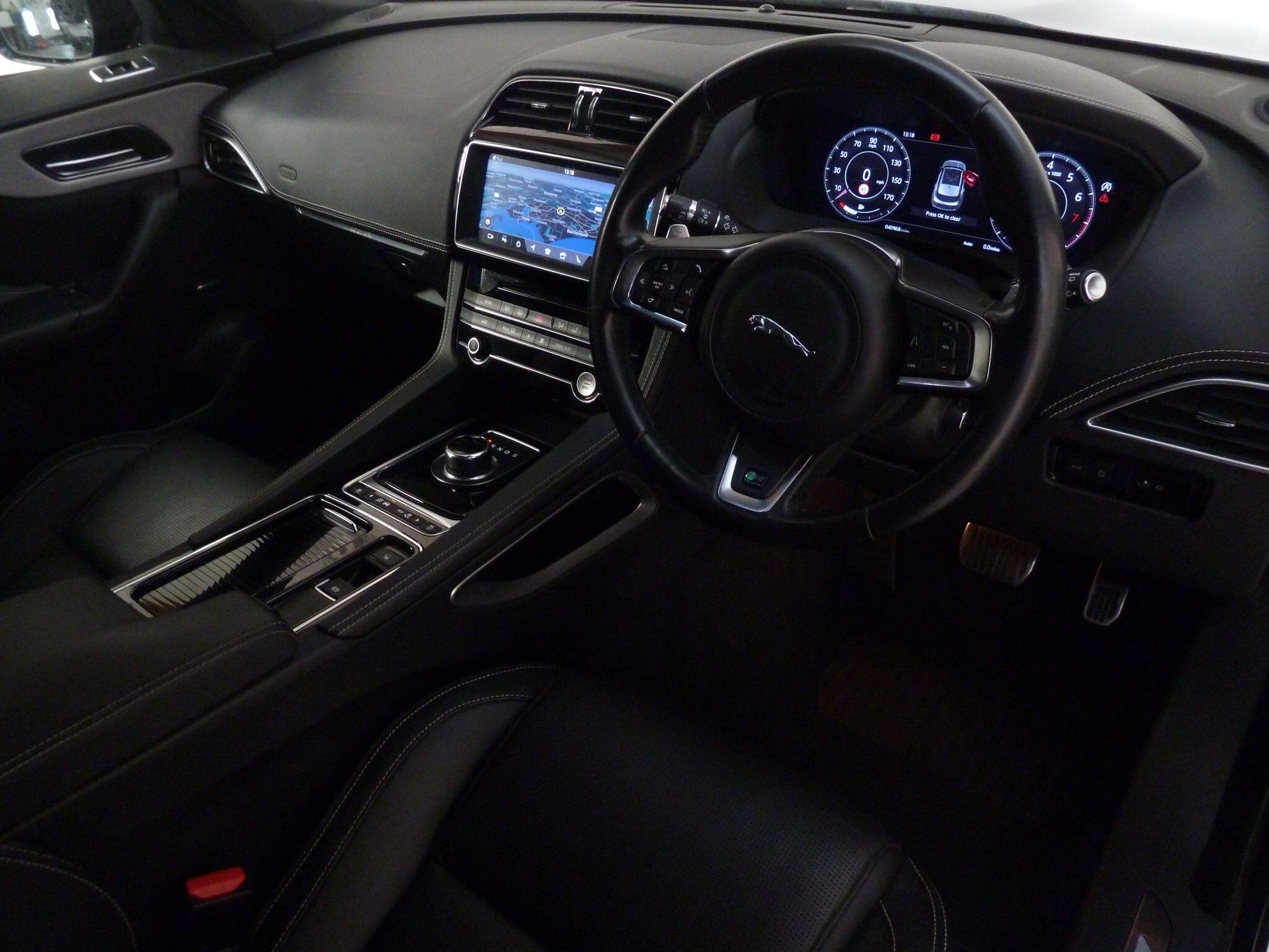 Jaguar F-PACE 2.0 P300 R-SportAWD   <br/><br/>BLACK PACK + 22″ ALLOY WHEELS