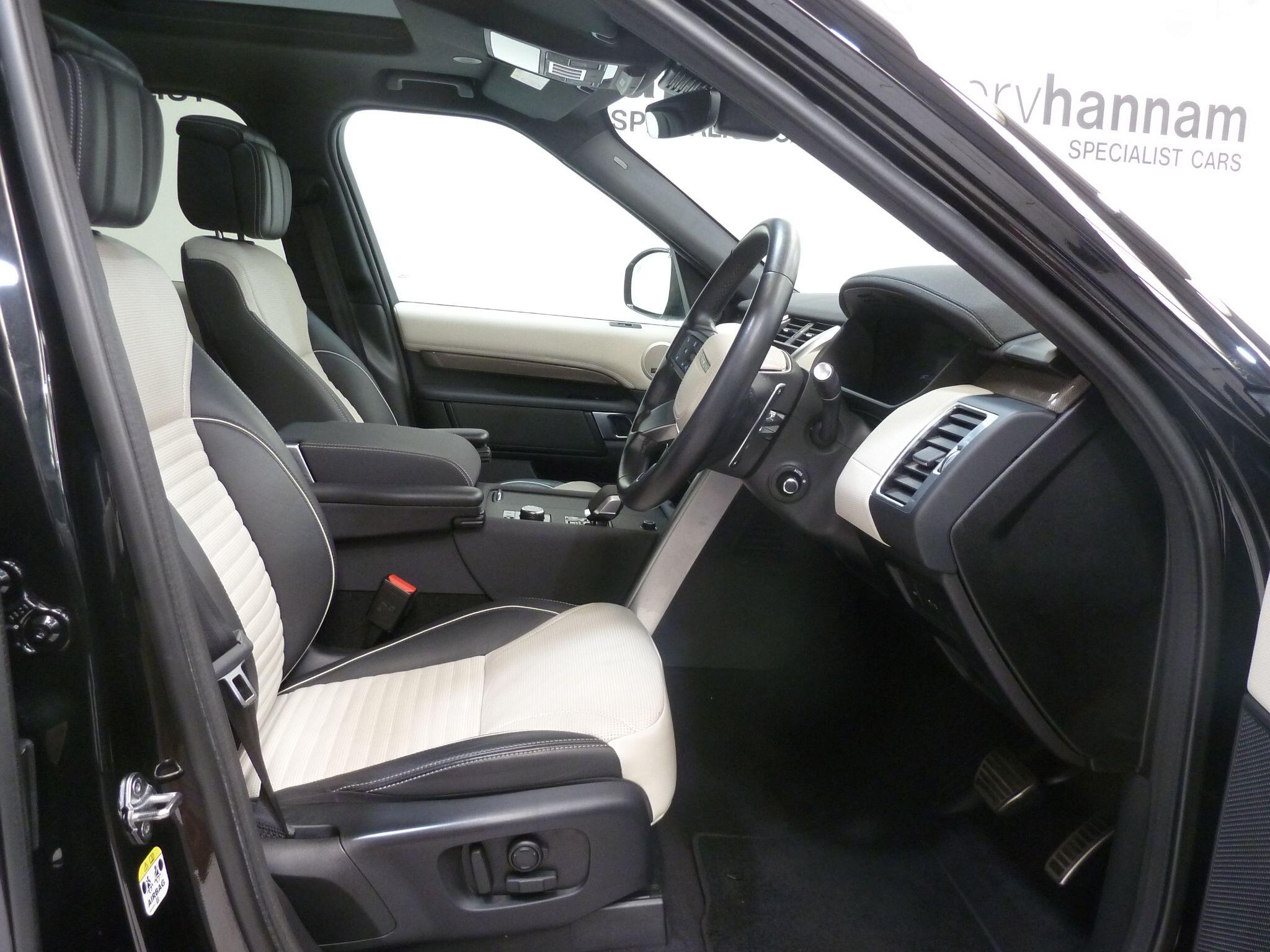 Land Rover Discovery 3.0   Metropolitan Edition   <br/><br/>PAN ROOF + BLACK PACK + STEPS