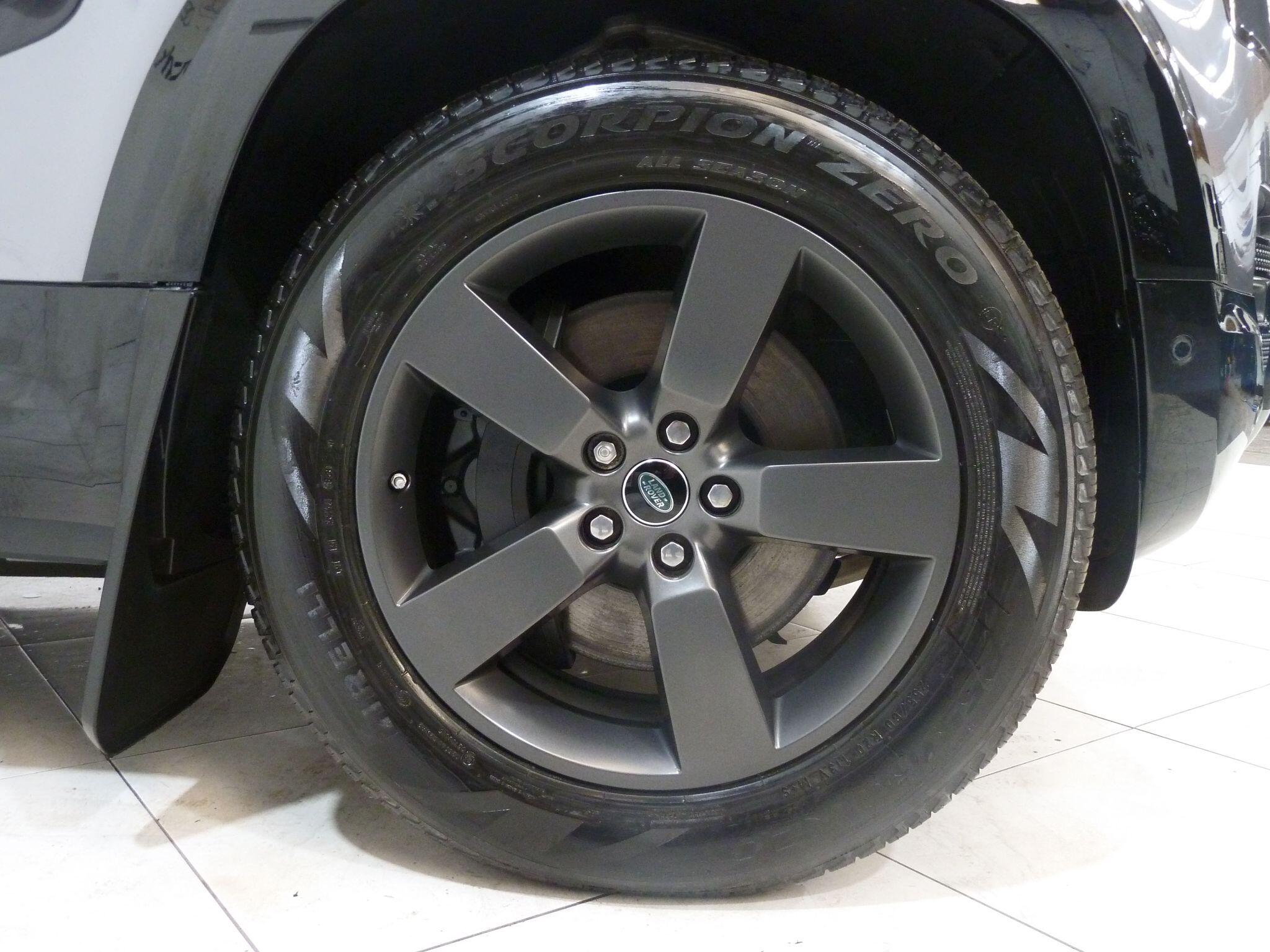 Land Rover Defender 110 2.0 P400e 15.4kWh X-Dynamic S   <br/><br/>ROOF LIGHTS + STEPS + 6 SEATS