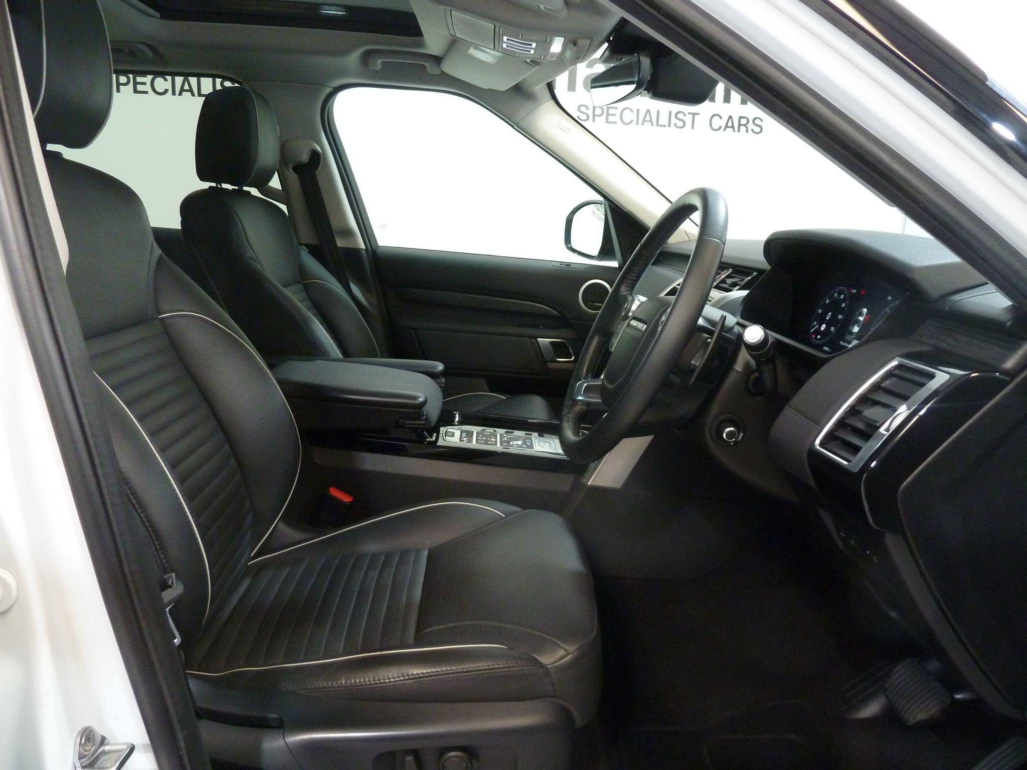 Land Rover Discovery 3.0 TD V6 HSE SUV  Diesel   (258 ps)<br/><br/>PAN ROOF + BLACK PACK + STEPS