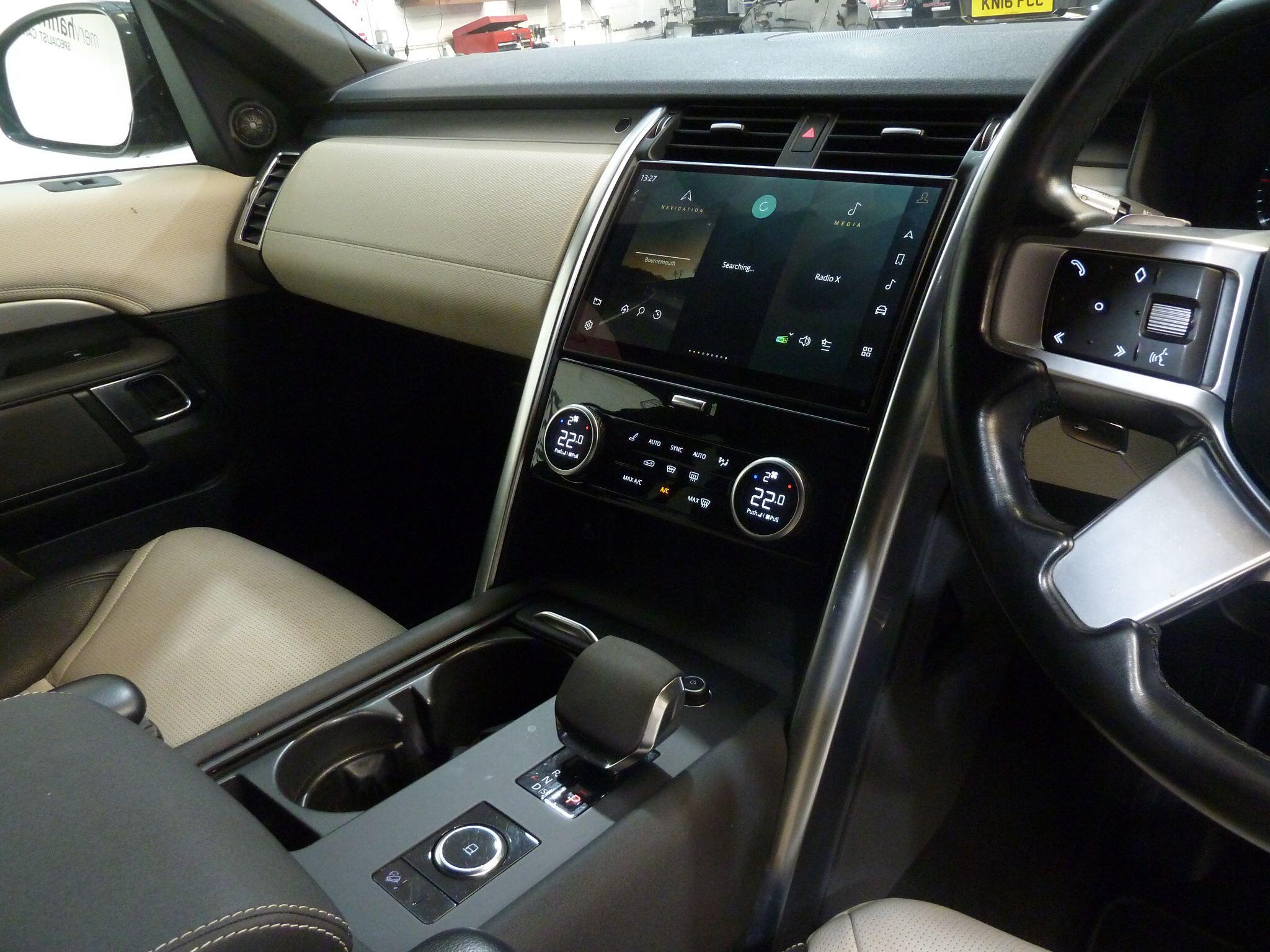 Land Rover Discovery 3.0 D250  R-Dynamic S   <br/><br/>BLACK EXTERIOR PACKAGE