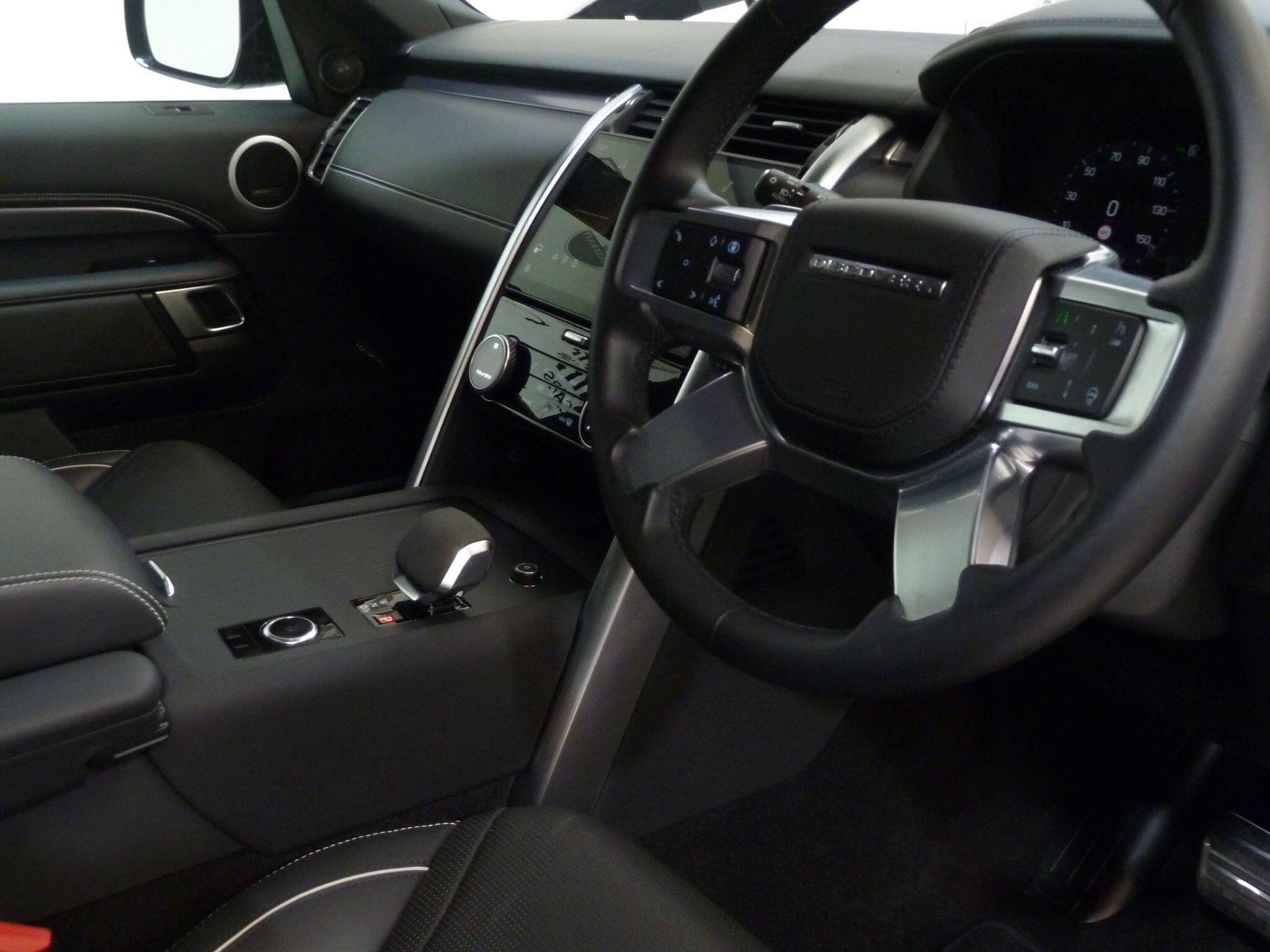 Land Rover Discovery 3.0   Metropolitan Edition   <br/><br/>PAN ROOF + BLACK PACK +HEAD UP