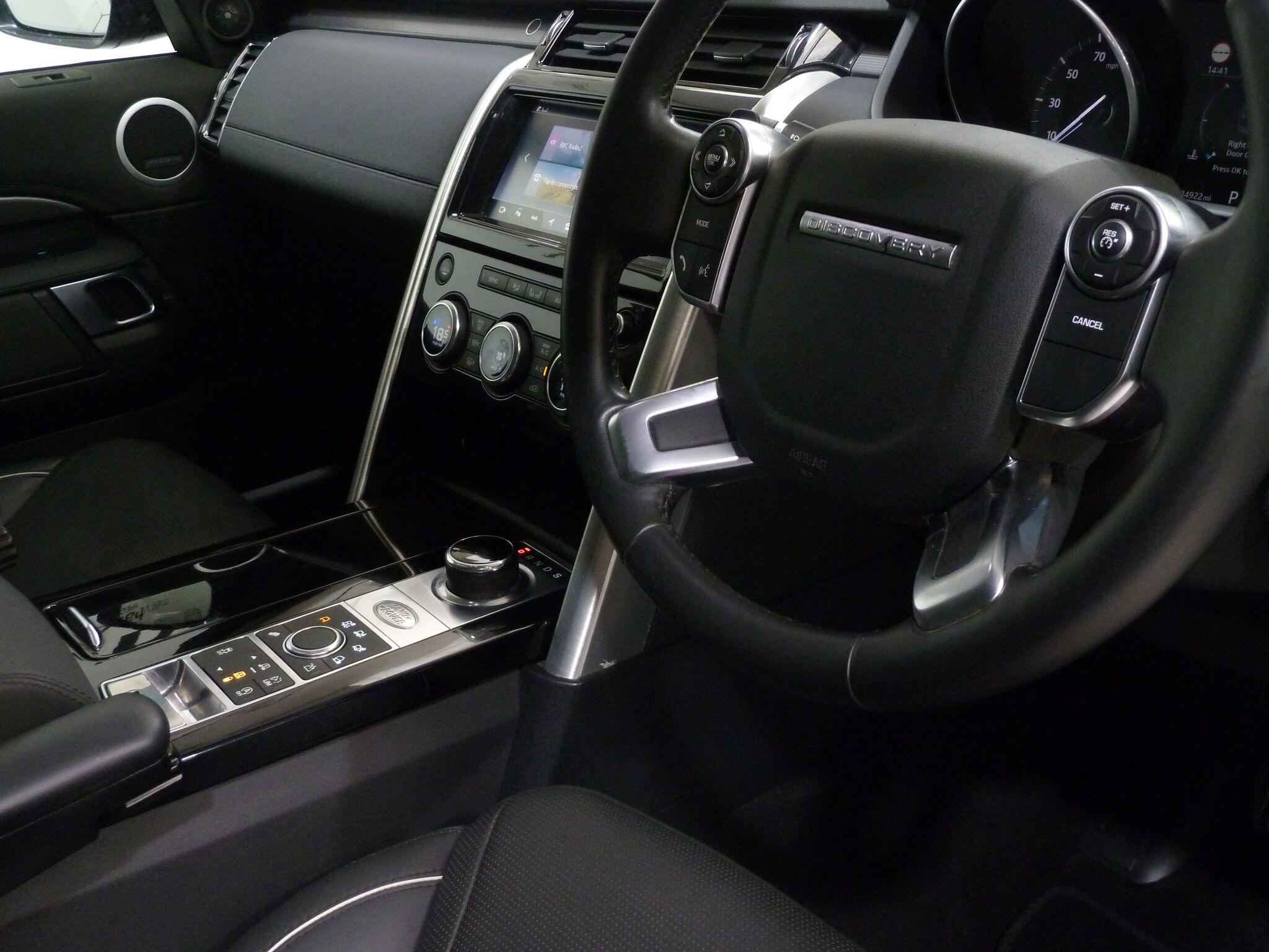 Land Rover Discovery 3.0 TD V6 HSE SUV  Diesel   (258 ps)<br/><br/>PAN ROOF + BLACK PACK + STEPS