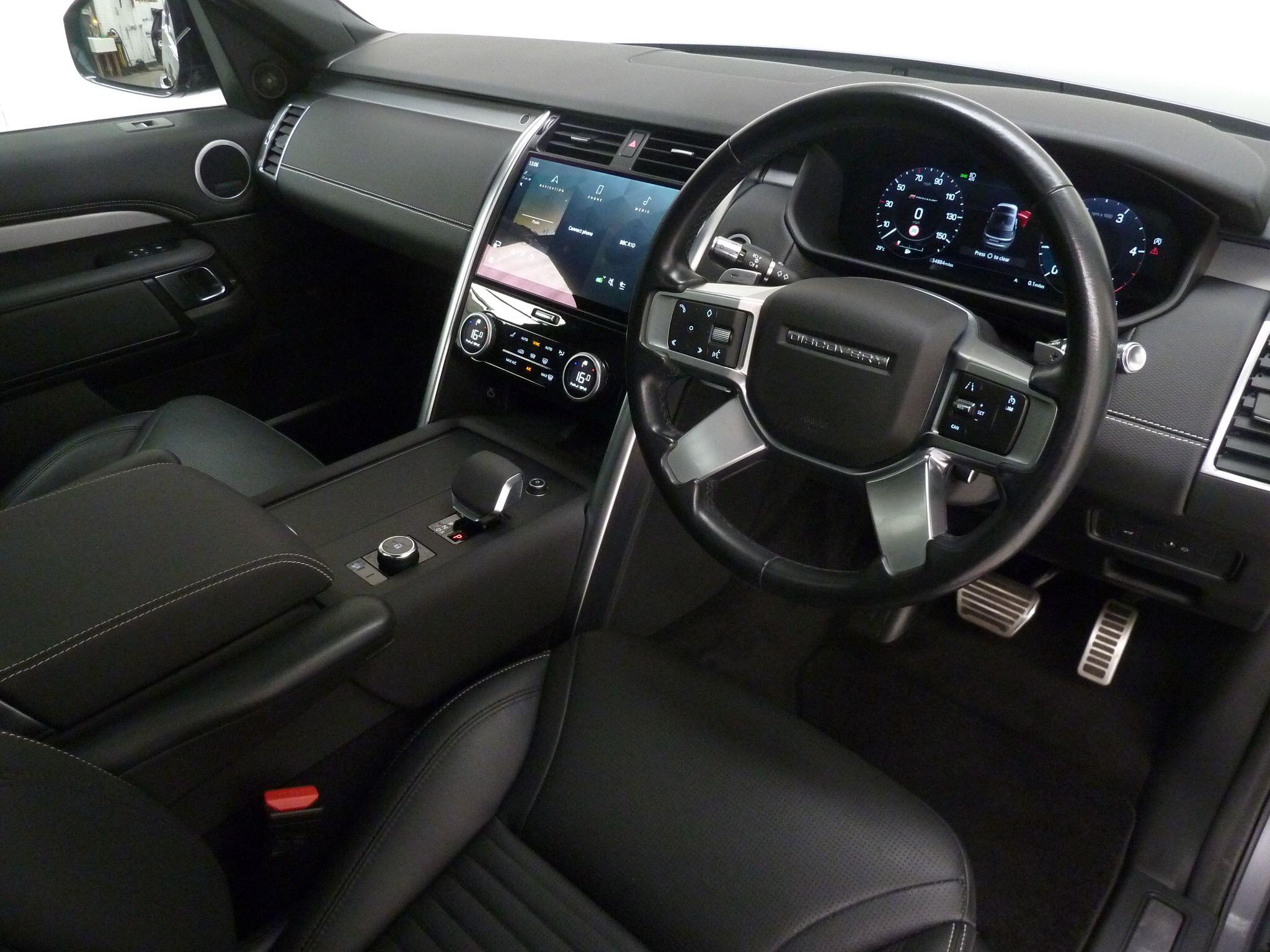 Land Rover Discovery 3.0 D250  R-Dynamic SE   <br/><br/>PAN ROOF + BLACK PACK + STEPS