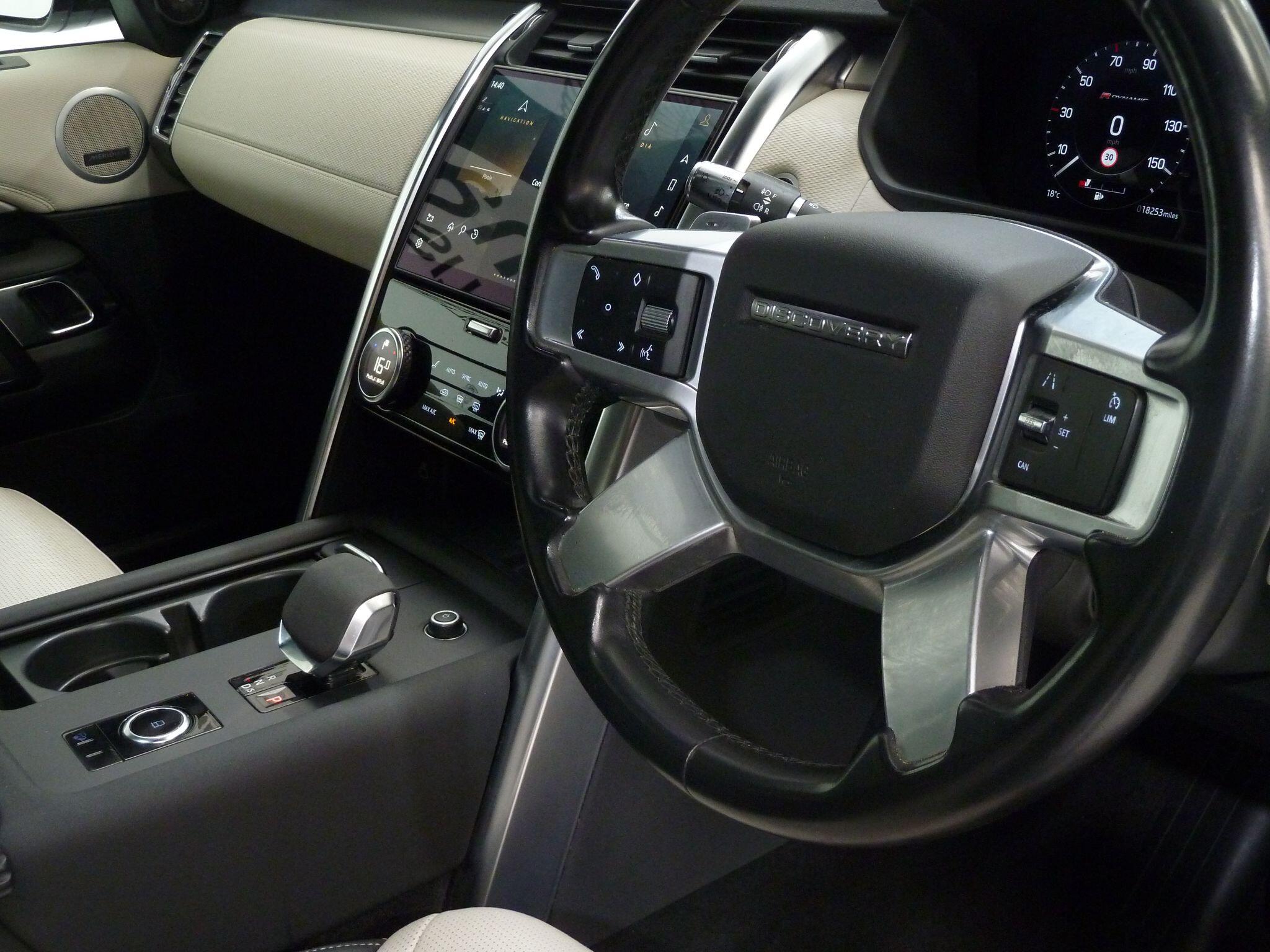 Land Rover Discovery 3.0   Metropolitan Edition   <br/><br/>PAN ROOF + BLACK PACK + STEPS