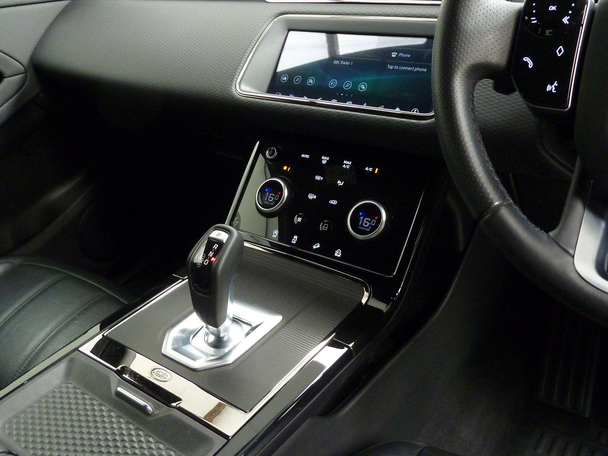 Land Rover Range Rover Evoque 2.0 D180  R-Dynamic SE   <br/><br/>PAN ROOF + BLACK DESIGN PACK