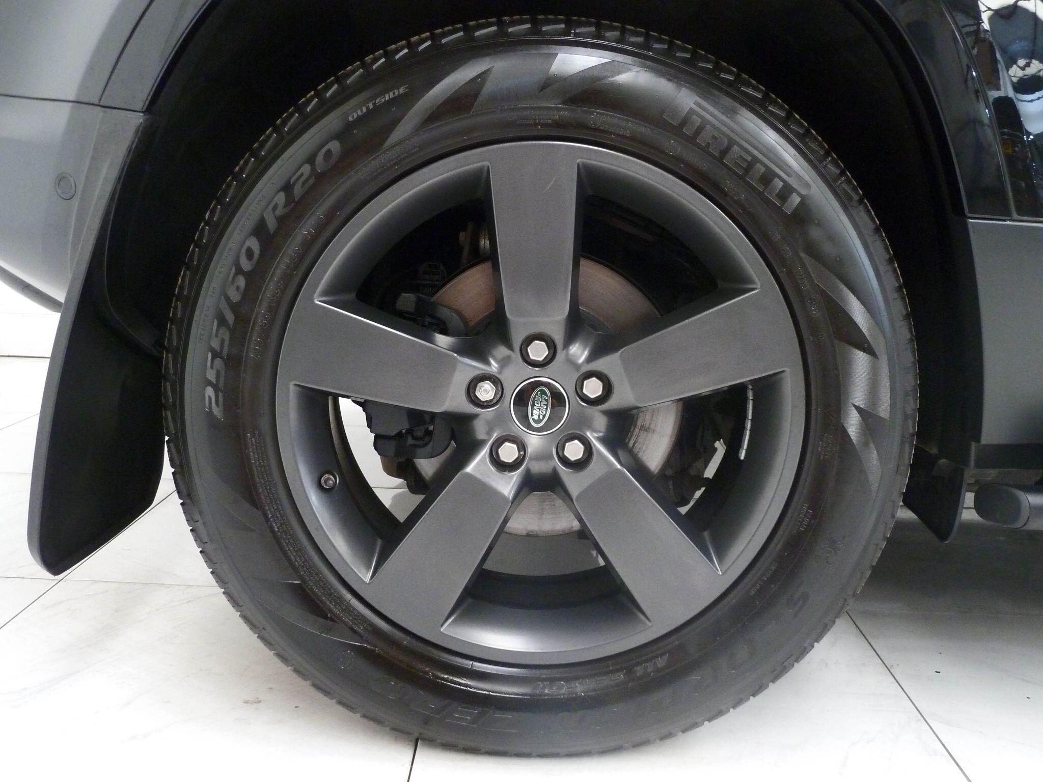 Land Rover Defender 110 2.0 SD4 S   <br/><br/>BLACK PACK + STEPS + MUD FLAPS