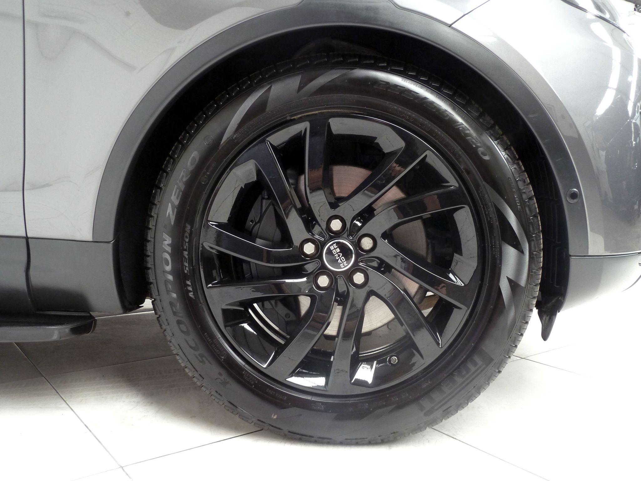 Land Rover Discovery 3.0 SD V6 SE   <br/><br/>BLACK PACK + SIDE STEPS