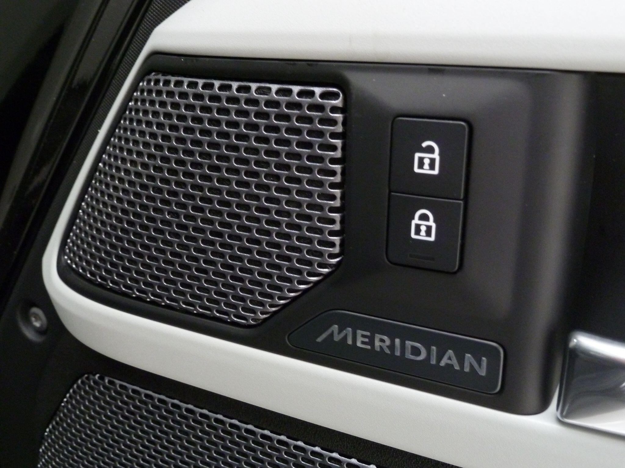 Land Rover Defender 110 2.0 SD4 SE   <br/><br/>PROJEX BLACK EDITION