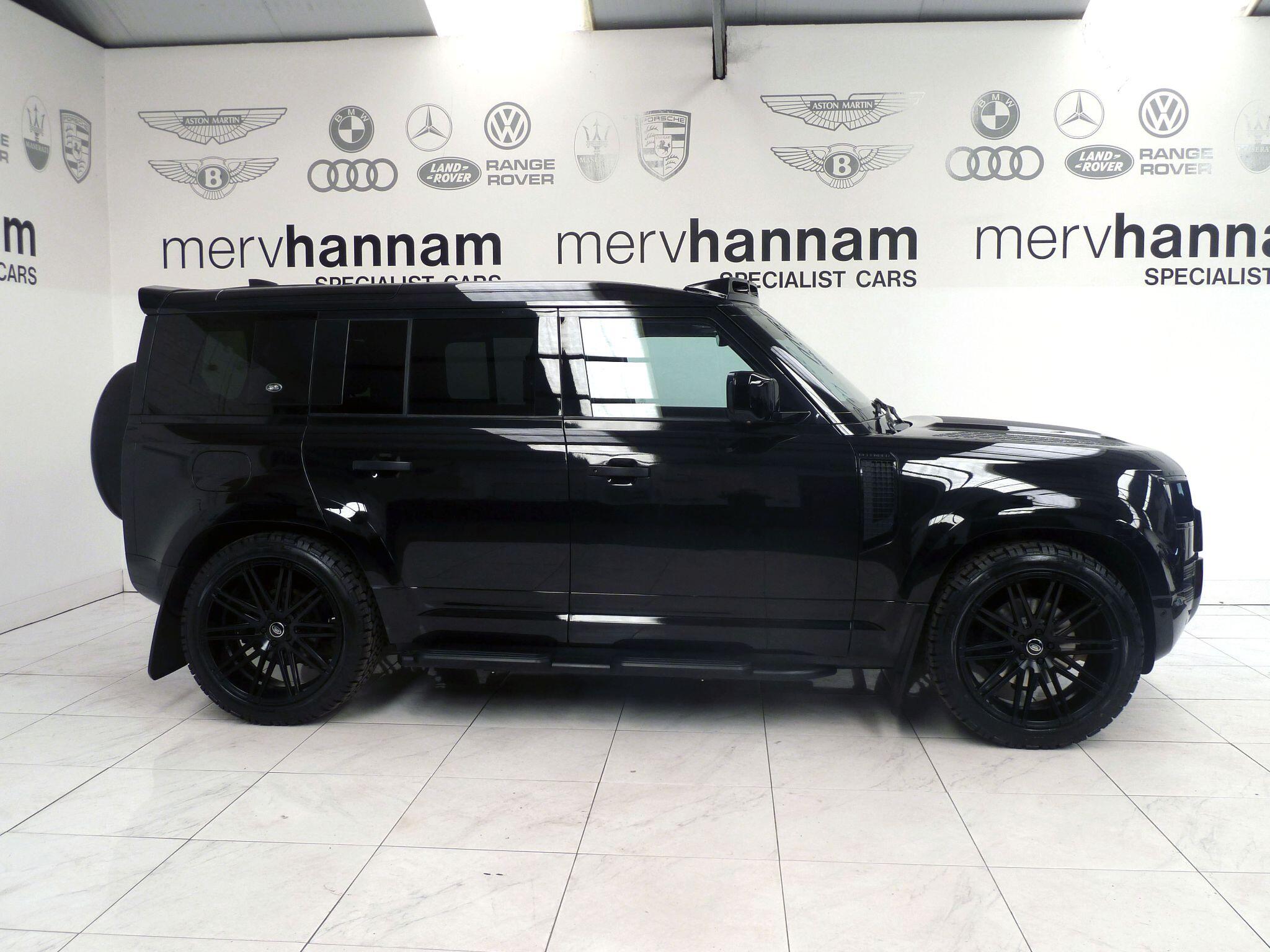 Land Rover Defender 110 2.0 SD4   <br/><br/>PAN ROOF + BLACK PACK + STEPS