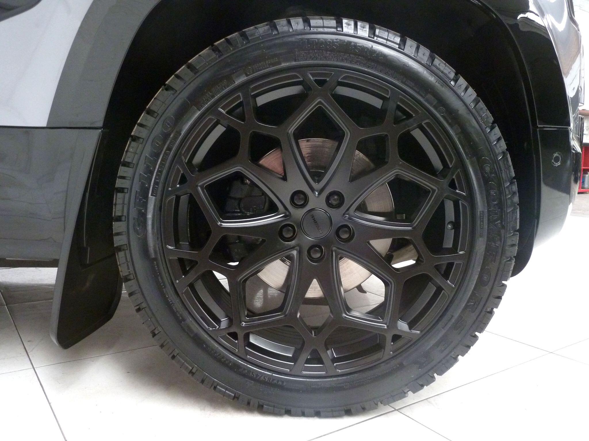 Land Rover Defender 110 2.0 P300 SE   <br/><br/>HAWKE EIGER EDITION