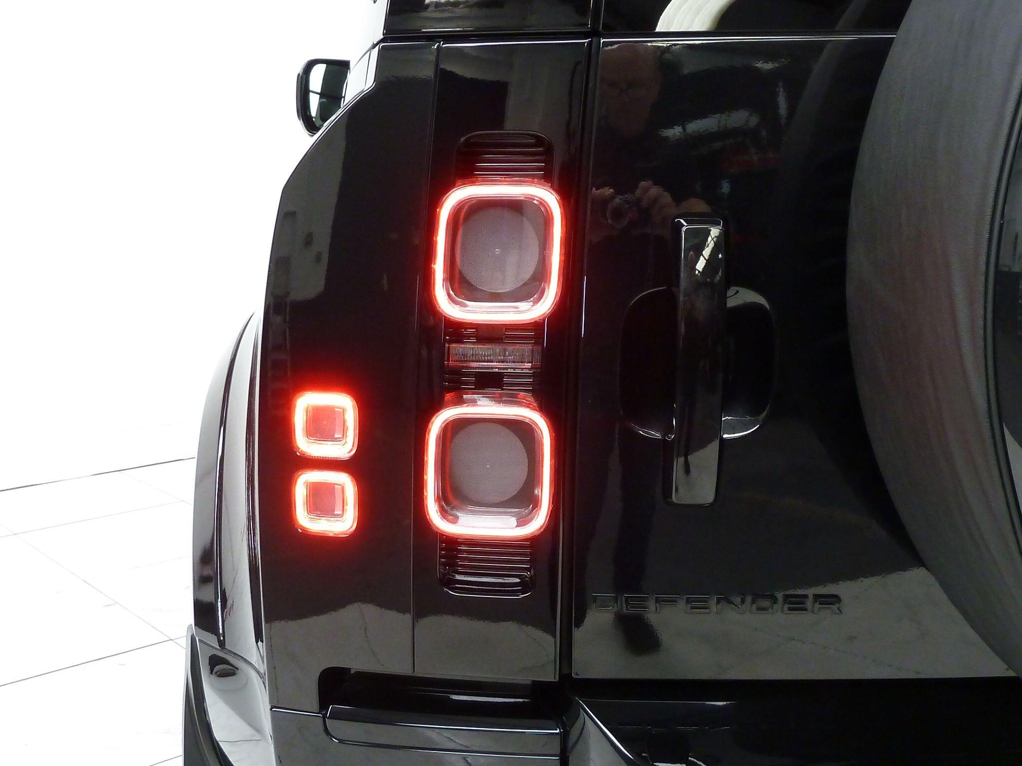 Land Rover Defender 90 3.0 D250  X-Dynamic HSE   <br/><br/>HAWKE BLACK EDITION 90