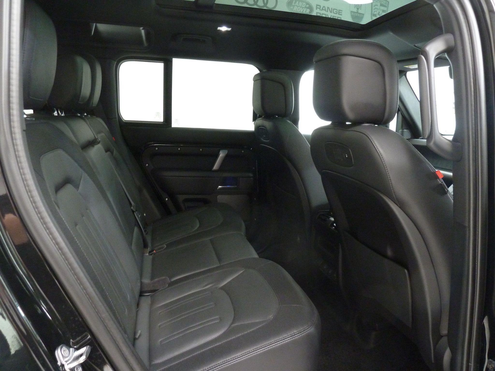 Land Rover Defender 110 3.0 D250  X-Dynamic HSE   <br/><br/>HAWKE BLACK EDITION