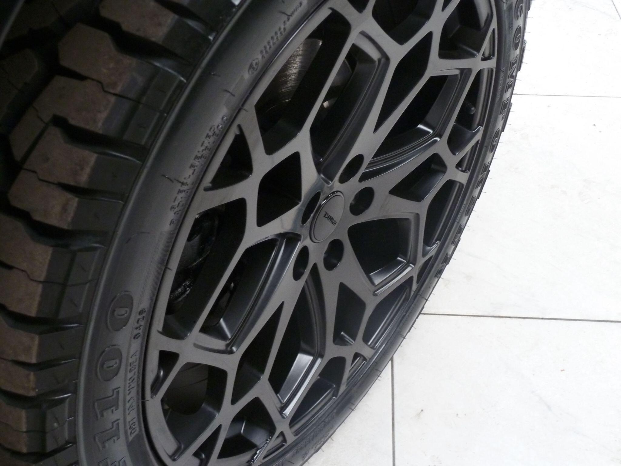 Land Rover Defender 110 2.0 P300 SE   <br/><br/>HAWKE EIGER EDITION