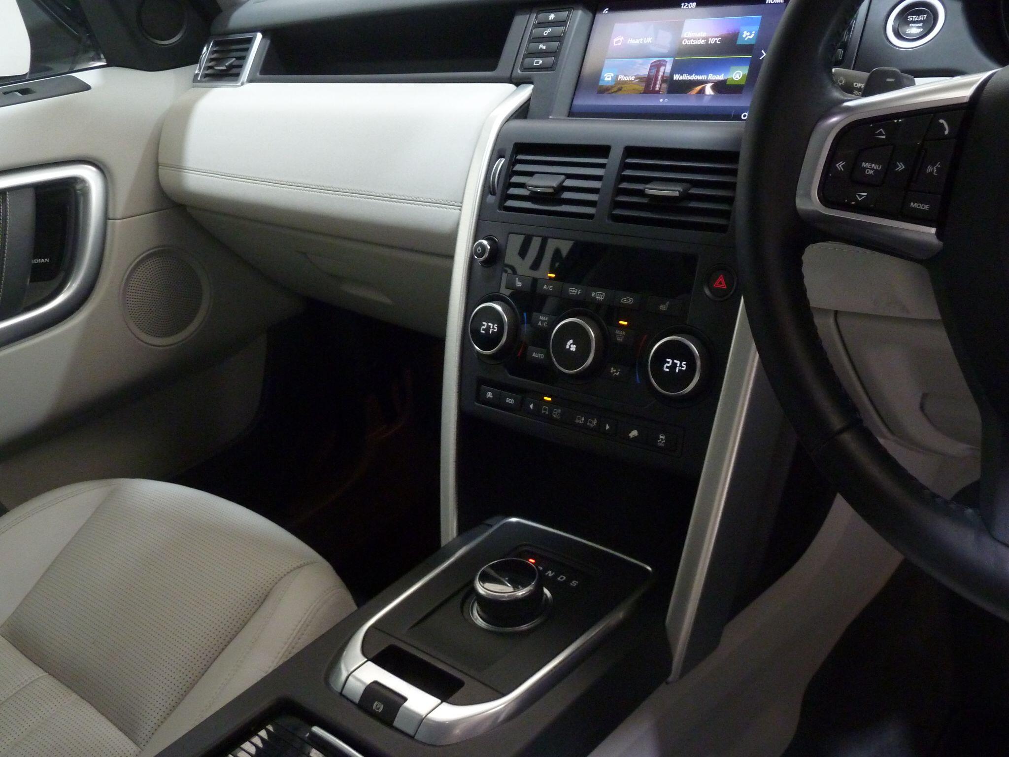 Land Rover Discovery Sport 2.0 TD4 HSE Black   <br/><br/>BLACK EXTERIOR PACK + PAN ROOF