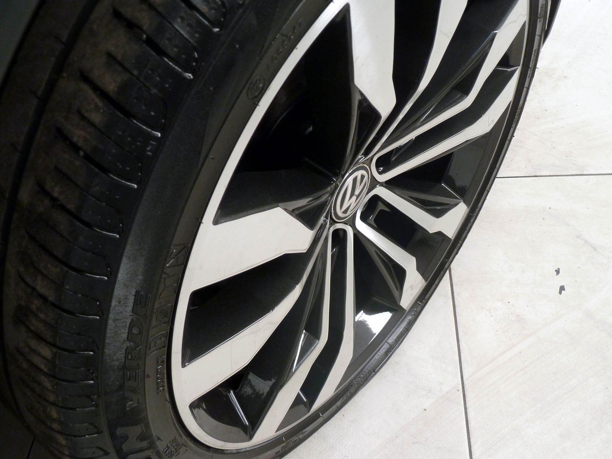 Volkswagen Tiguan 2.0 TDI BlueMotion Tech R-Line SUV  Diesel DSG 4Motion   (150 ps)<br/><br/>PAN ROOF + SAT NAV + AUTO