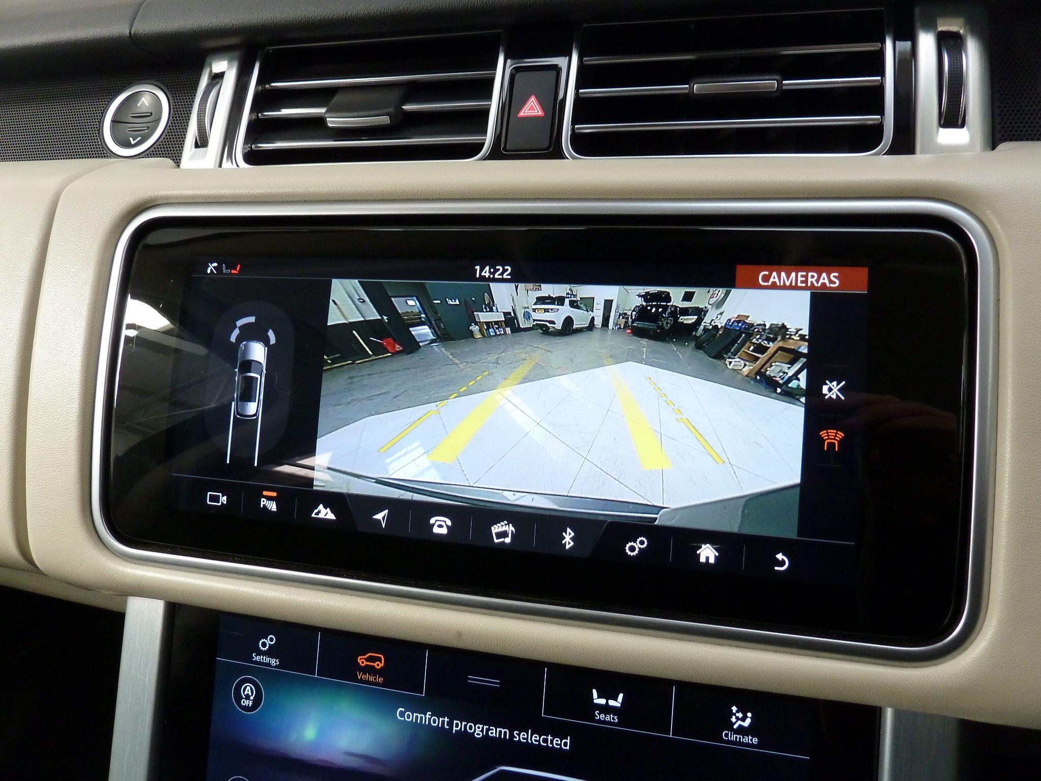 Land Rover Range Rover 3.0 P400  Vogue   <br/><br/>PAN ROOF + BLACK PACK + TV