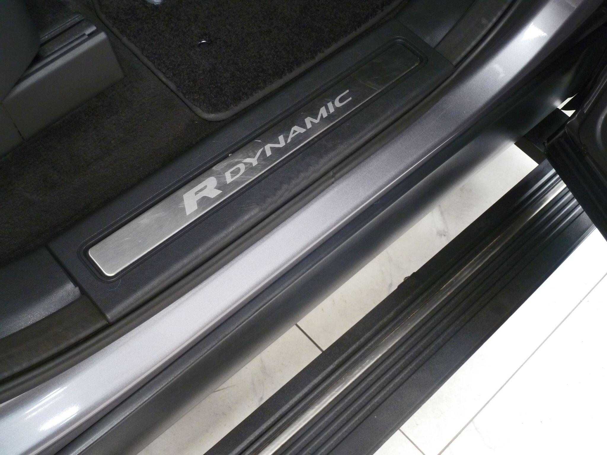 Land Rover Discovery 3.0 D250  R-Dynamic SE   <br/><br/>PAN ROOF + BLACK PACK + STEPS