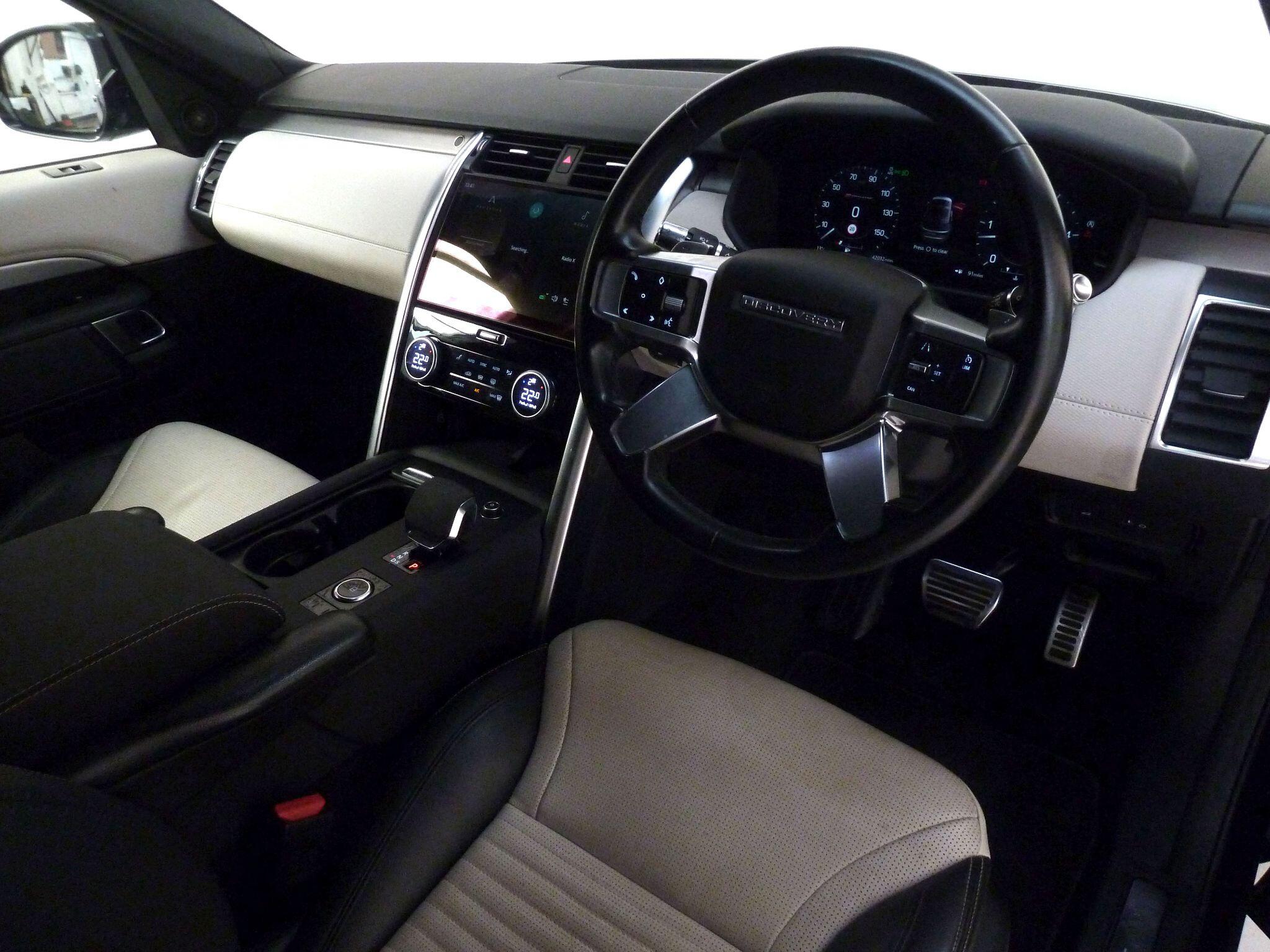 Land Rover Discovery 3.0 D250  R-Dynamic S   <br/><br/>BLACK EXTERIOR PACKAGE