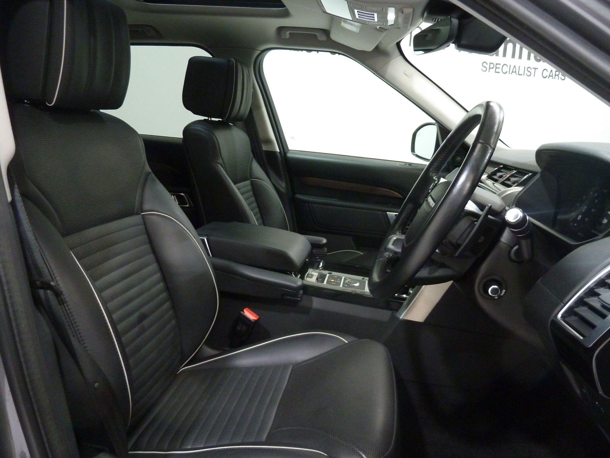 Land Rover Discovery 3.0 SD V6 HSE Luxury   <br/><br/>PAN ROOF + REAR SCREENS