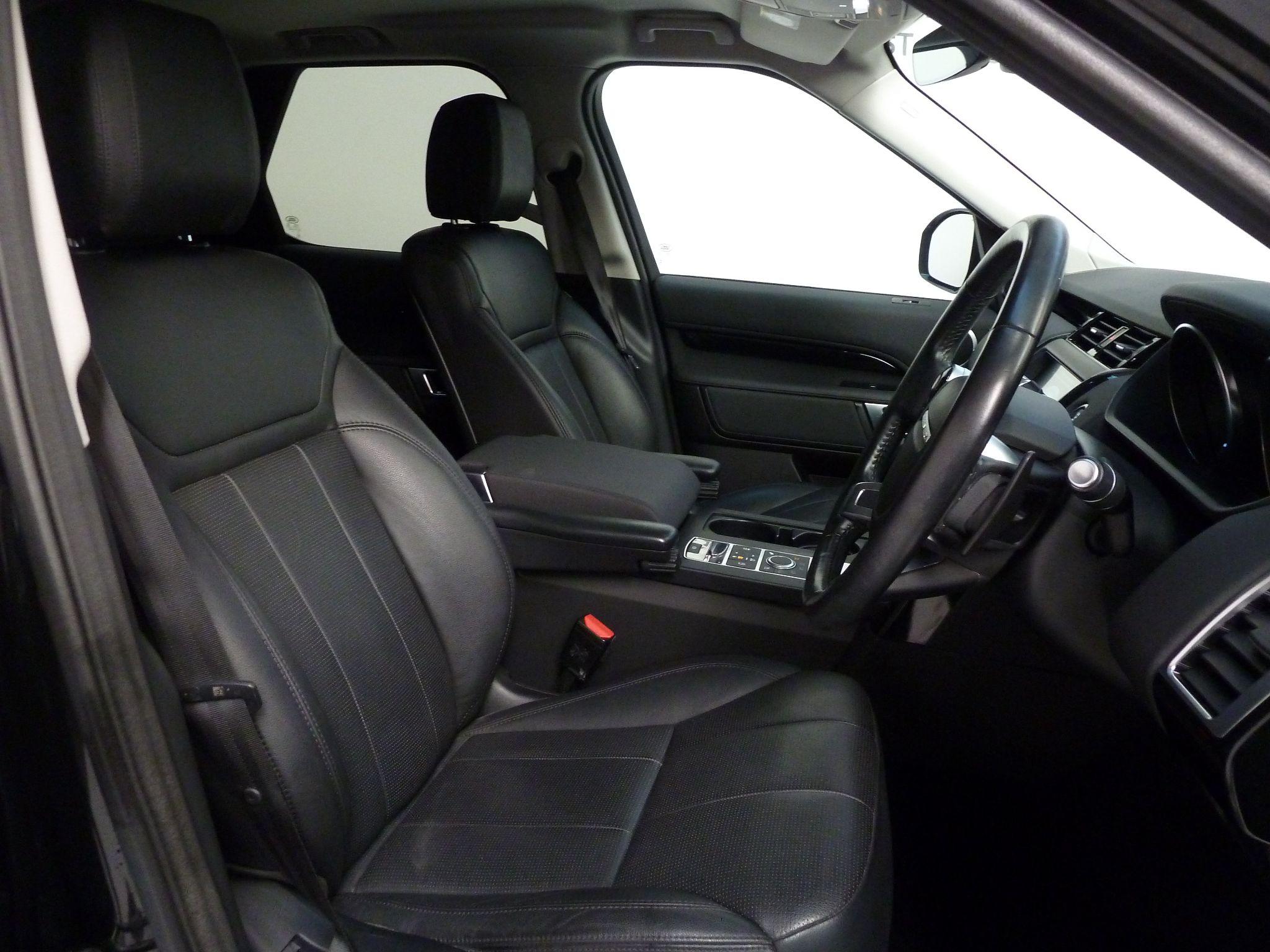 Land Rover Discovery 3.0 SD V6 SE   <br/><br/>BLACK EXTERIOR DESIGN PACK