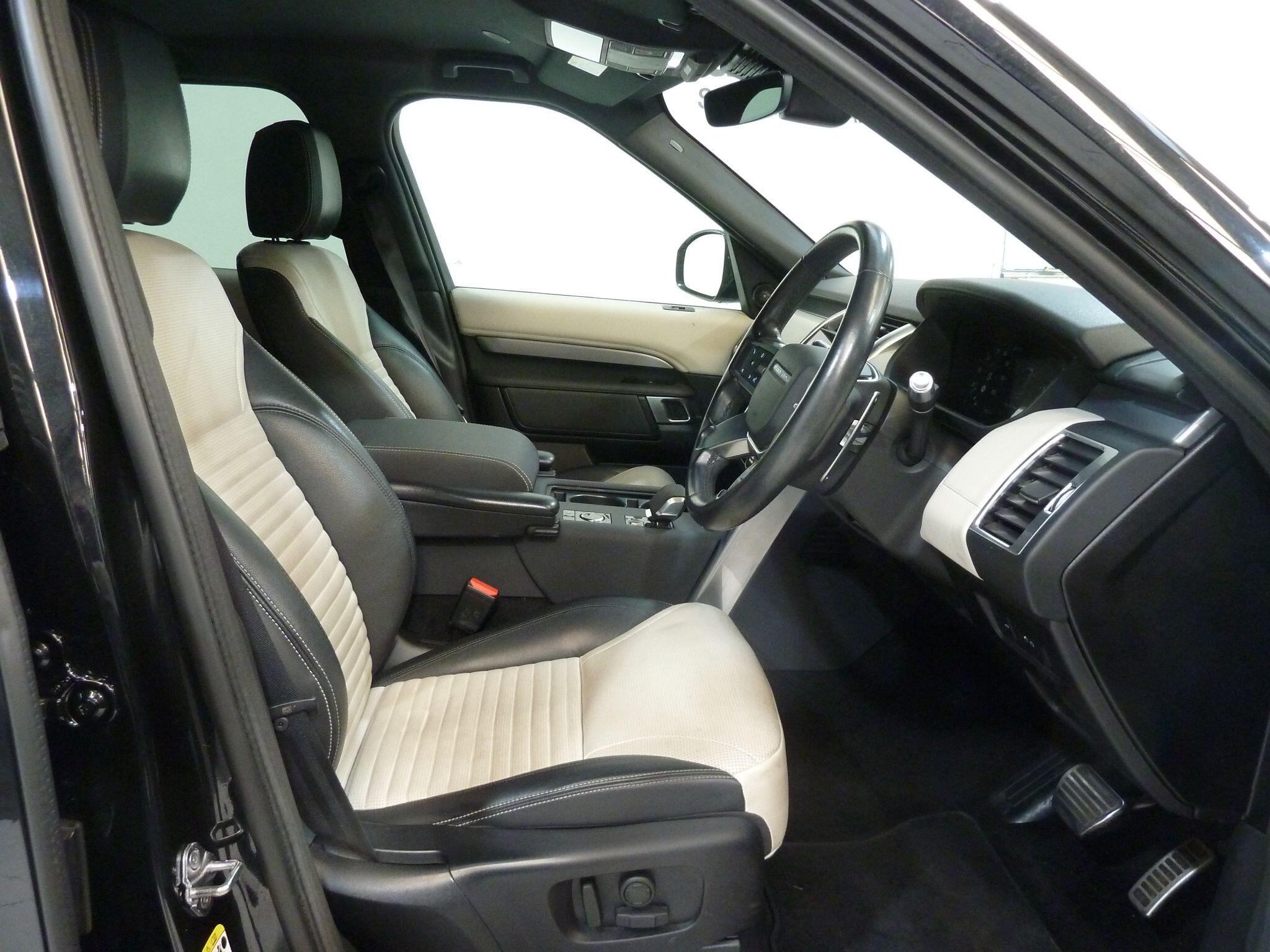 Land Rover Discovery 3.0 D250  R-Dynamic S   <br/><br/>BLACK EXTERIOR PACKAGE