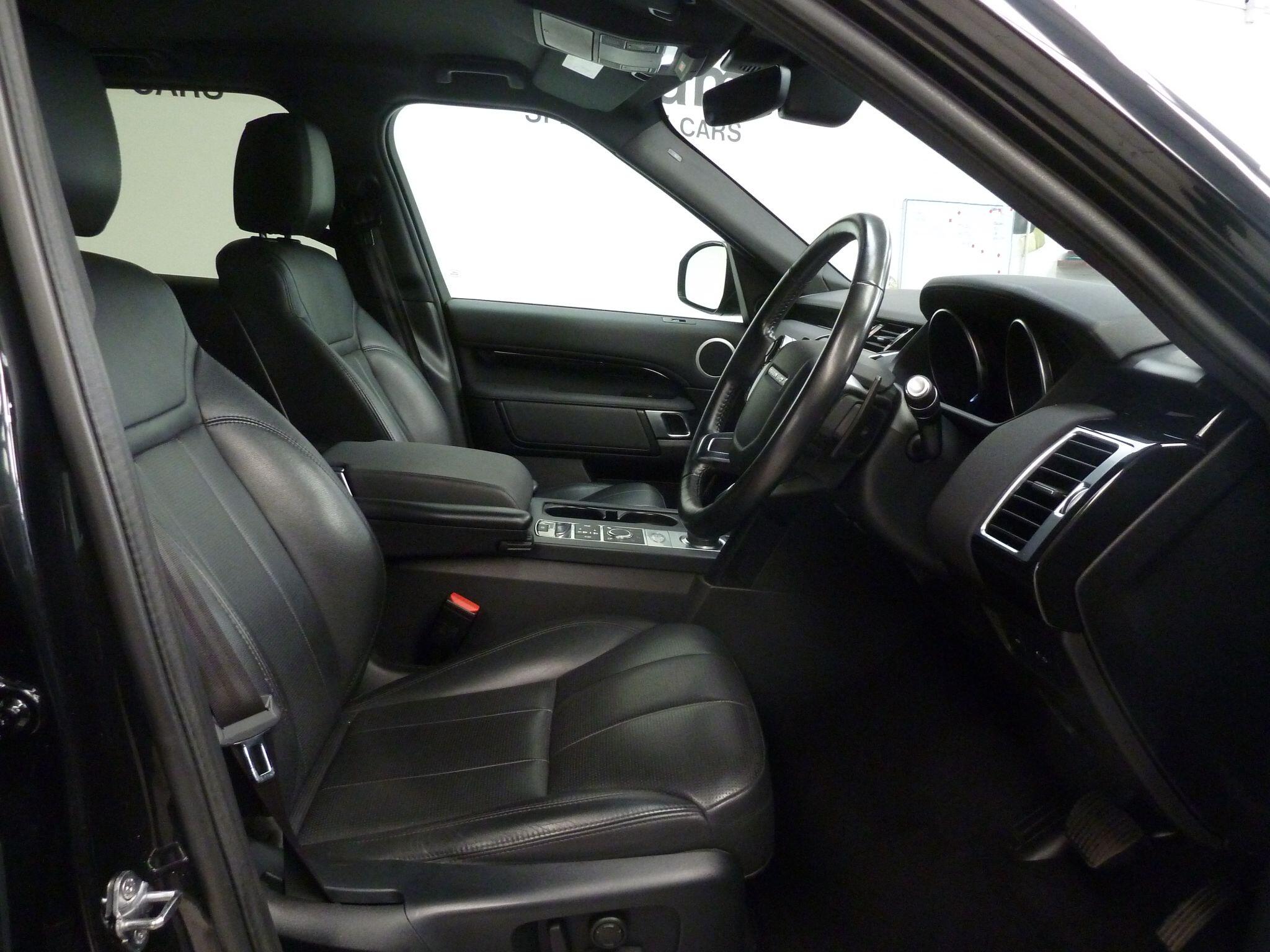 Land Rover Discovery 3.0 SD V6 SE   <br/><br/>STEPS + BLACK EXTERIOR PACK