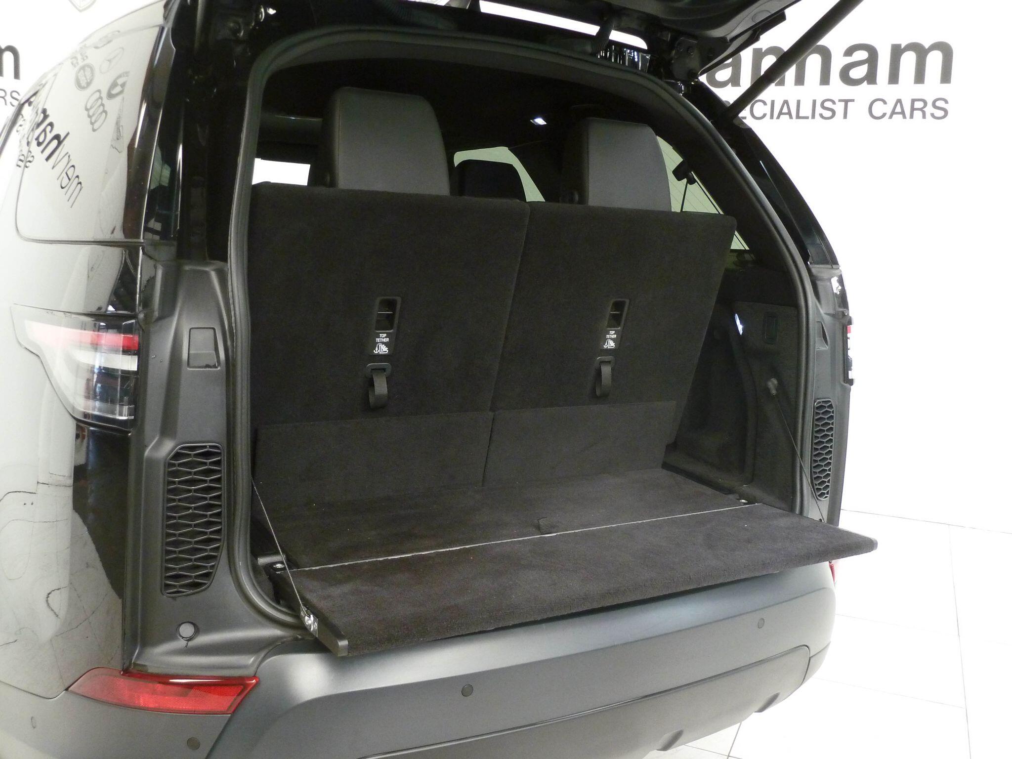 Land Rover Discovery 3.0 SD V6 SE   <br/><br/>STEPS + BLACK EXTERIOR PACK