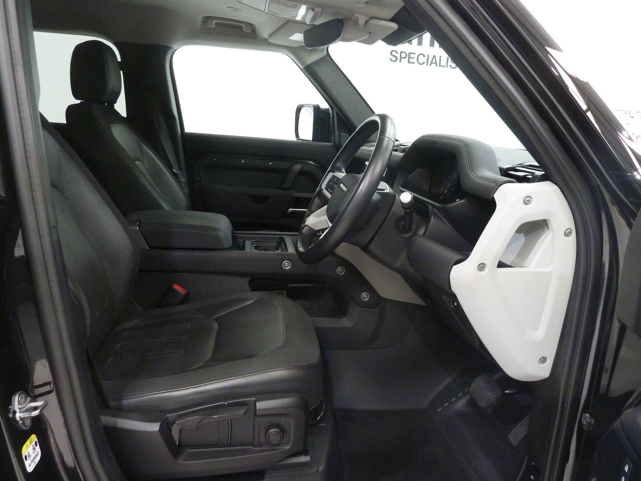 Land Rover Defender 110 2.0 SD4 S   <br/><br/>BLACK DESIGN PACK + STEPS