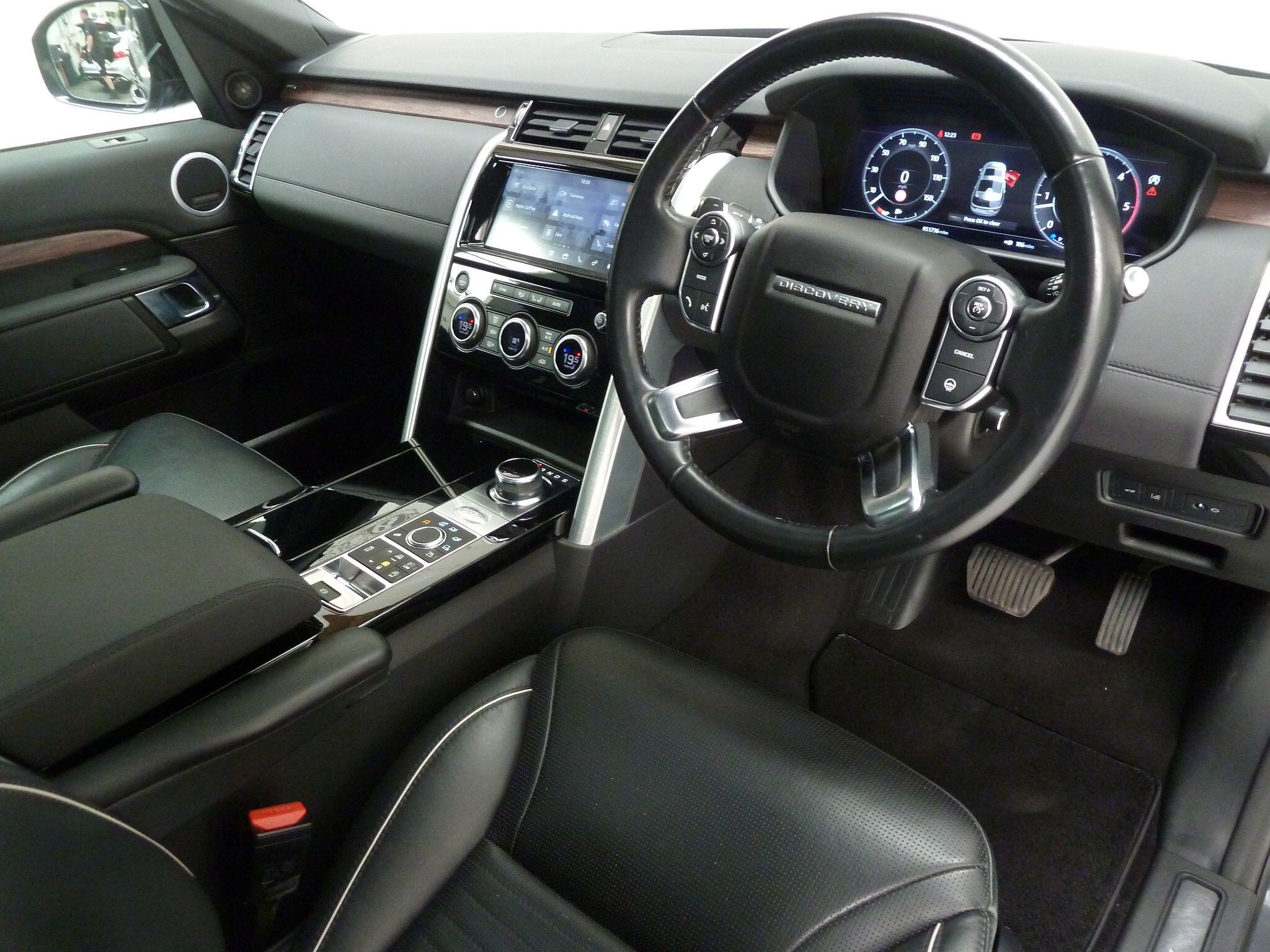 Land Rover Discovery 3.0 TD V6 HSE Luxury   <br/><br/>PAN ROOF + REAR ENTERTAINMENT