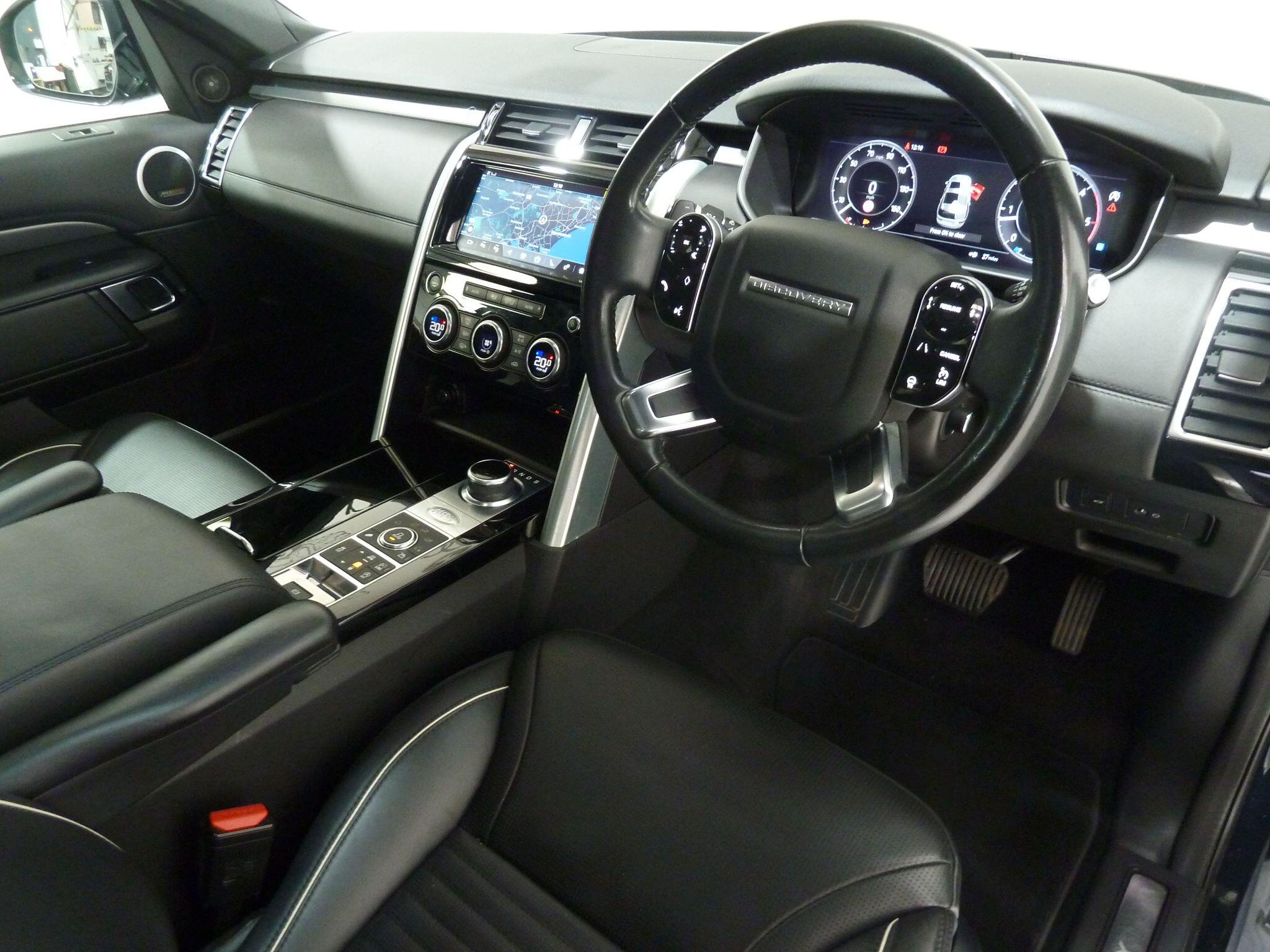 Land Rover Discovery 3.0 SD V6 HSE Luxury   <br/><br/>PAN ROOF + BLACK PACK + STEPS