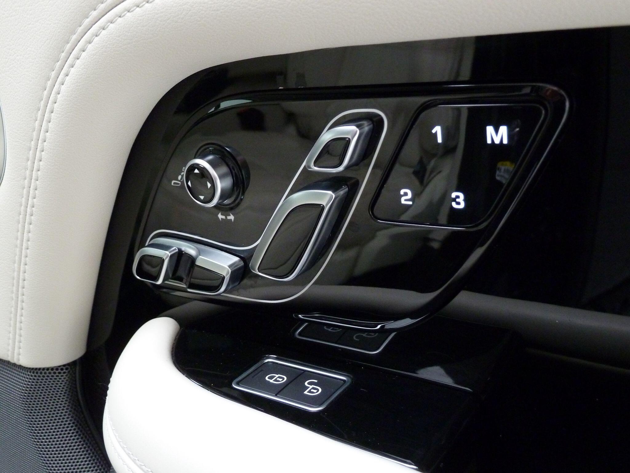 Land Rover Range Rover 3.0 P400  Vogue   <br/><br/>PAN ROOF + BLACK PACK + TV