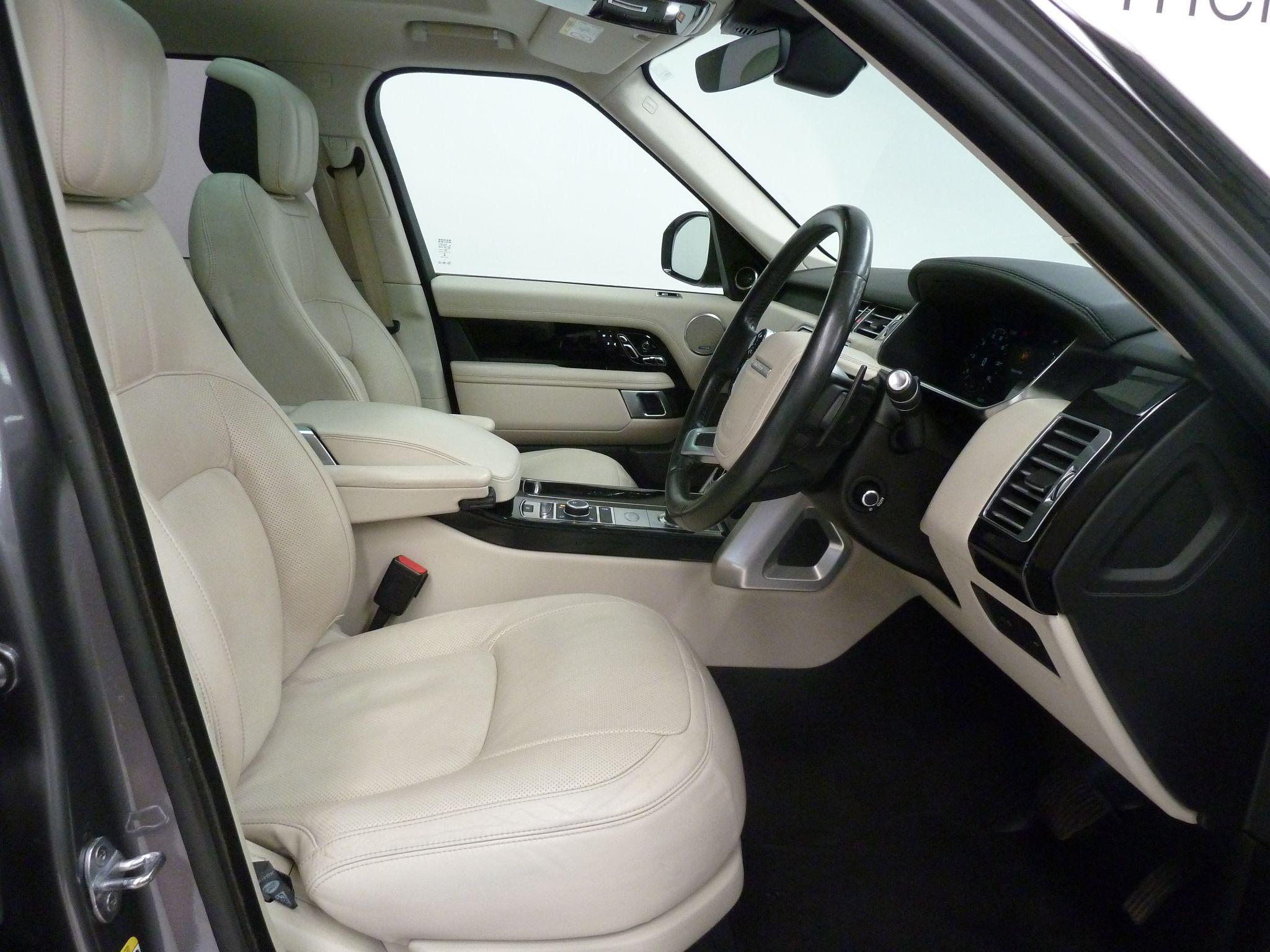 Land Rover Range Rover 3.0 SD V6 Vogue   <br/><br/>PAN ROOF + BLACK PACK + TV