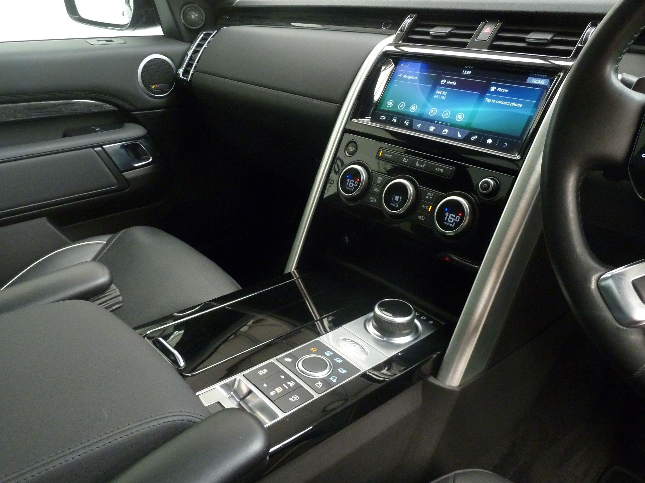 Land Rover Discovery 3.0 SD V6 HSE   <br/><br/>DYNAMIC DESIGN PACK + PAN ROOF