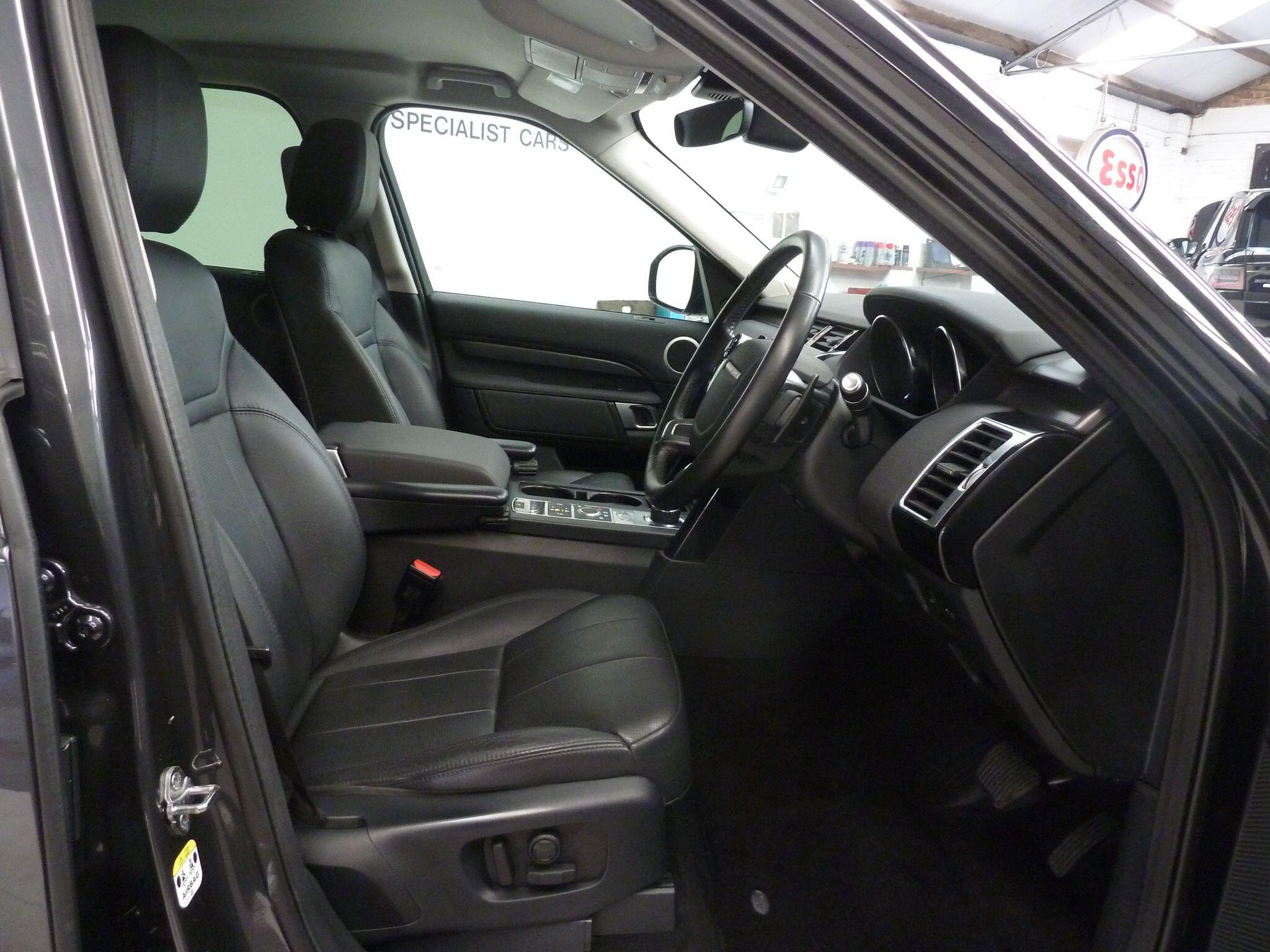 Land Rover Discovery 2.0 Si4 SE GPF SUV  Petrol   (300 ps)<br/><br/>BLACK EXTERIOR PACK + STEPS