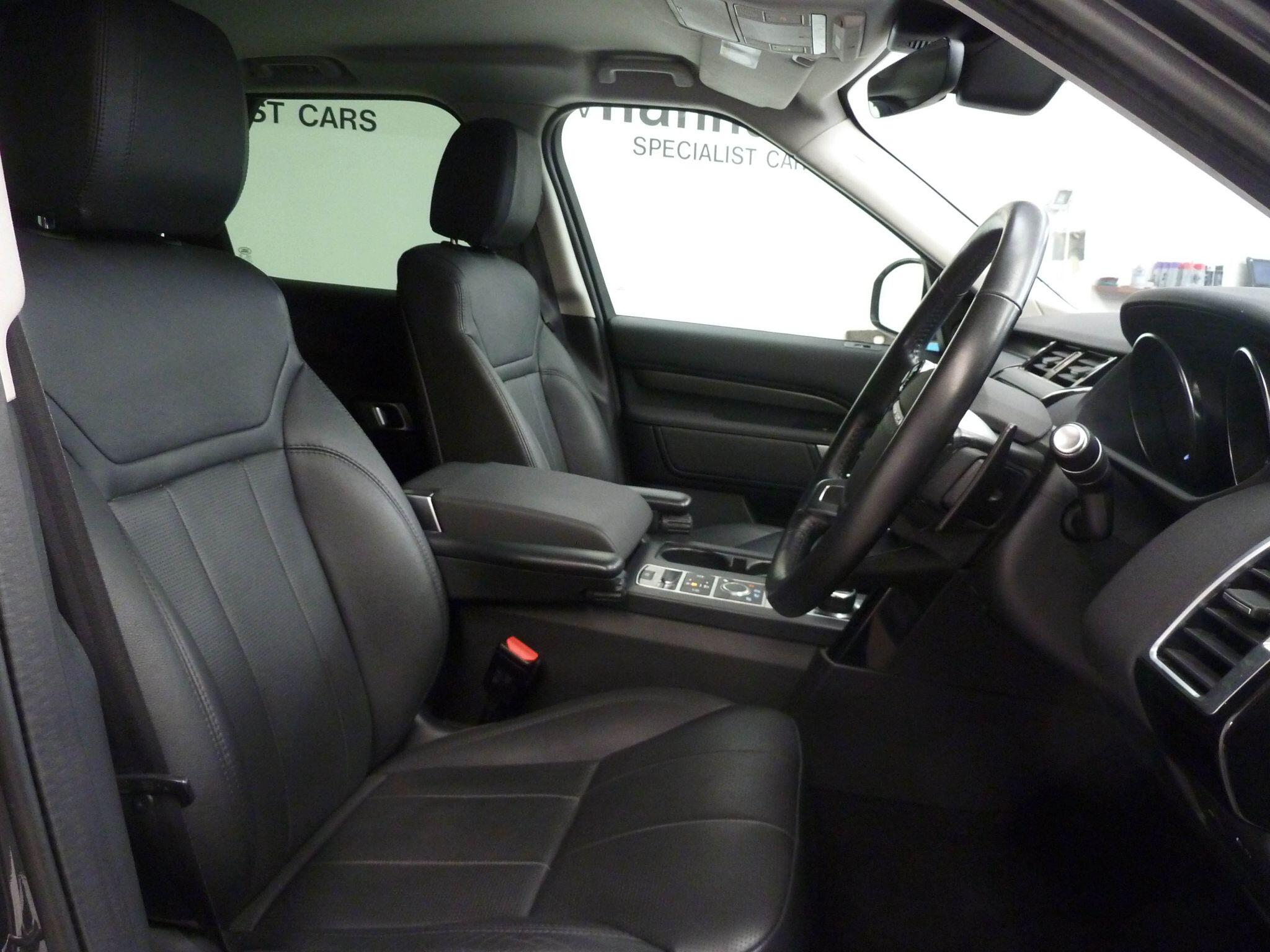 Land Rover Discovery 2.0 Si4 SE GPF SUV  Petrol   (300 ps)<br/><br/>BLACK EXTERIOR PACK + STEPS