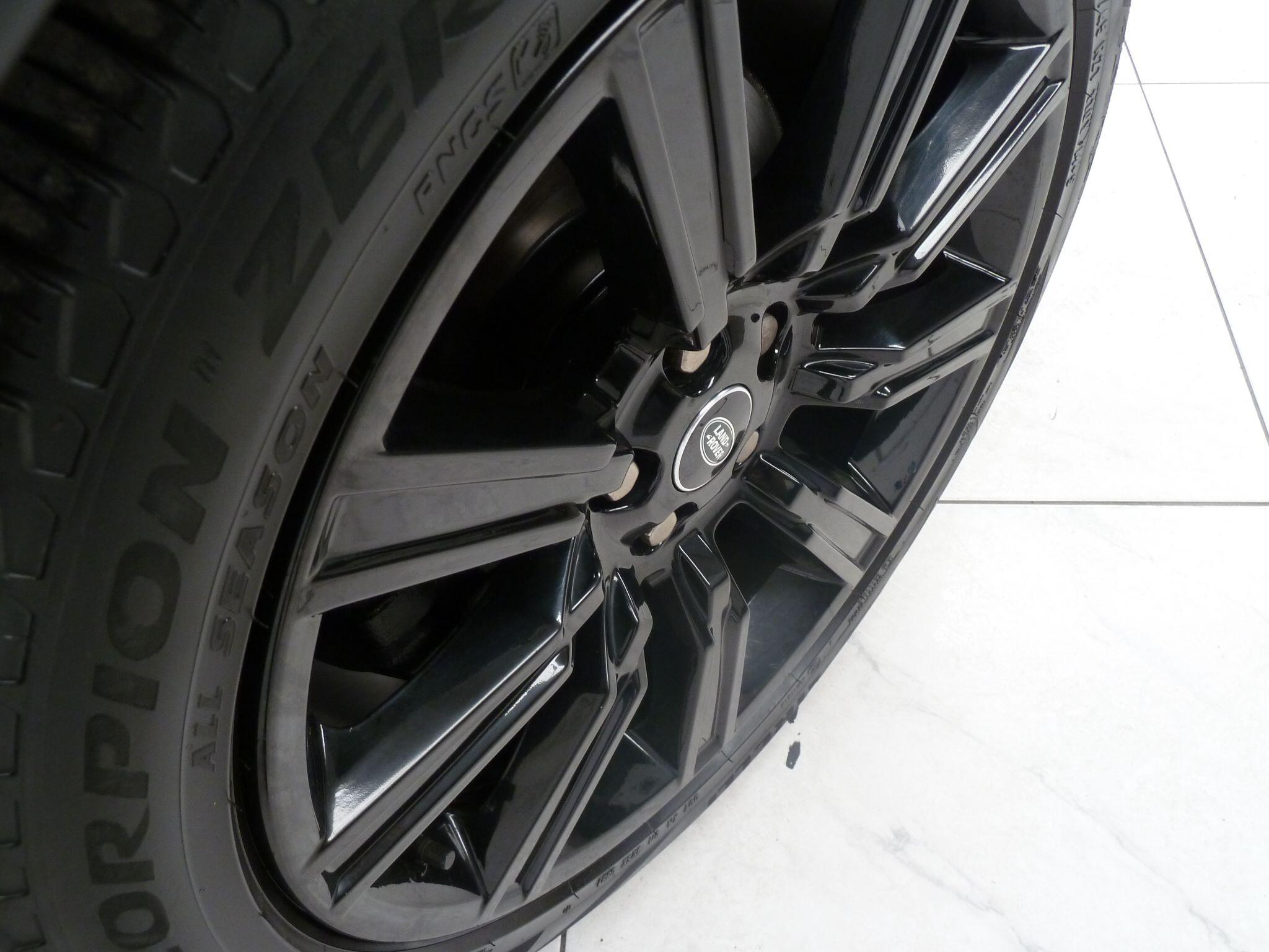 Land Rover Discovery 2.0 Si4 SE GPF SUV  Petrol   (300 ps)<br/><br/>BLACK EXTERIOR PACK + STEPS
