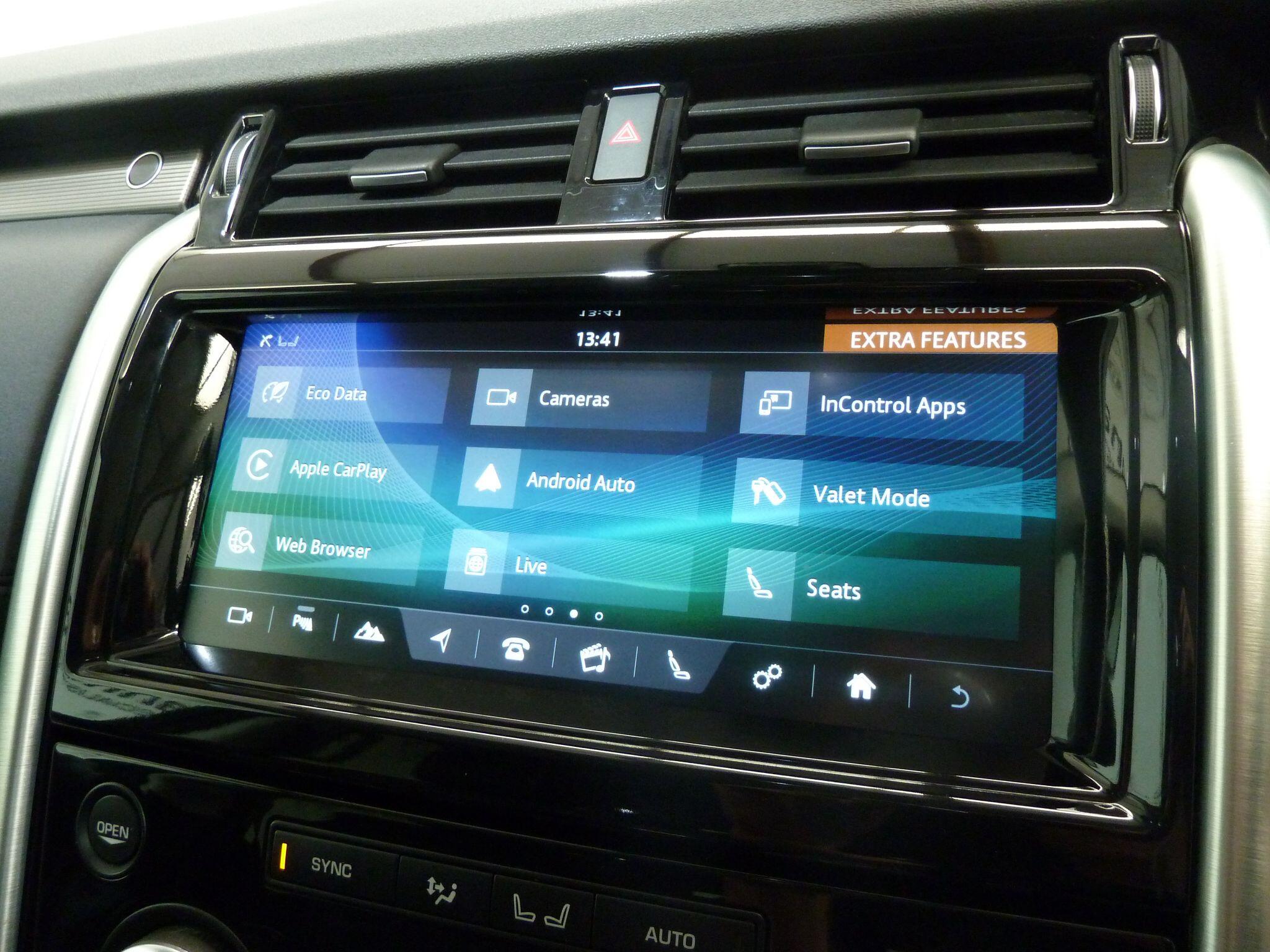 Land Rover Discovery 3.0 TD V6 HSE SUV  Diesel   (258 ps)<br/><br/>PAN ROOF + BLACK PACK + STEPS