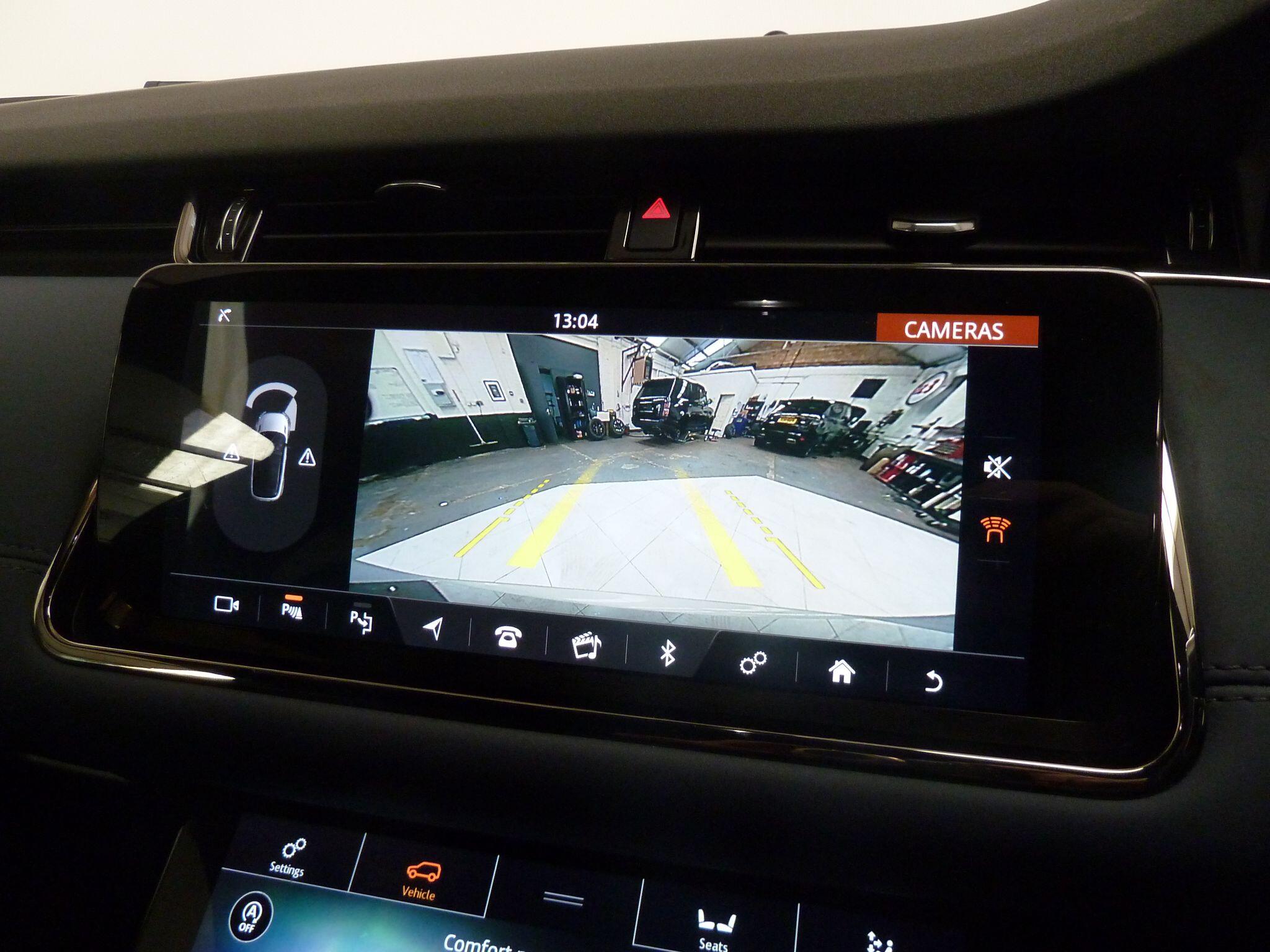 Land Rover Range Rover Evoque 2.0 P200  R-Dynamic SE   <br/><br/>HEATED WHEEL + REVERSE  CAMERA